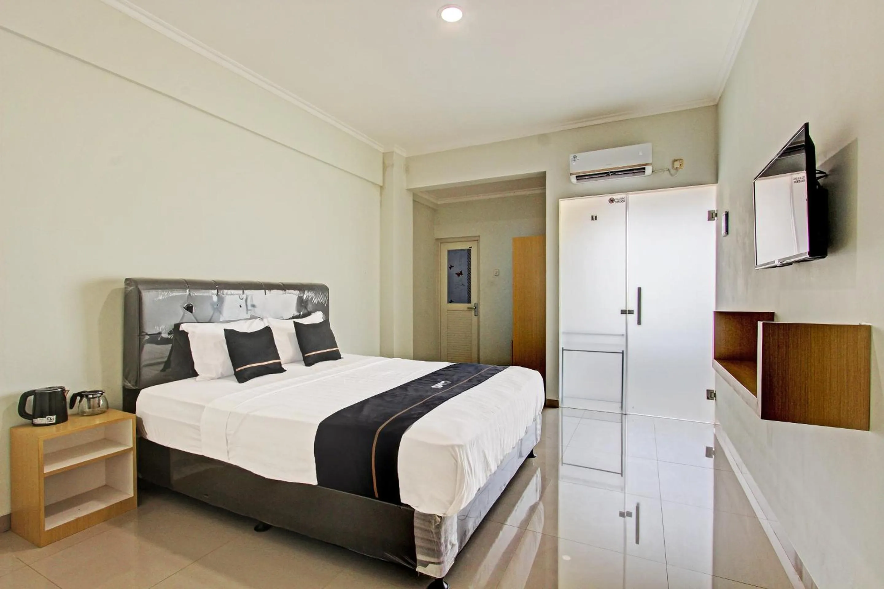 Bedroom in Capital O 91377 Mk Prime Syariah