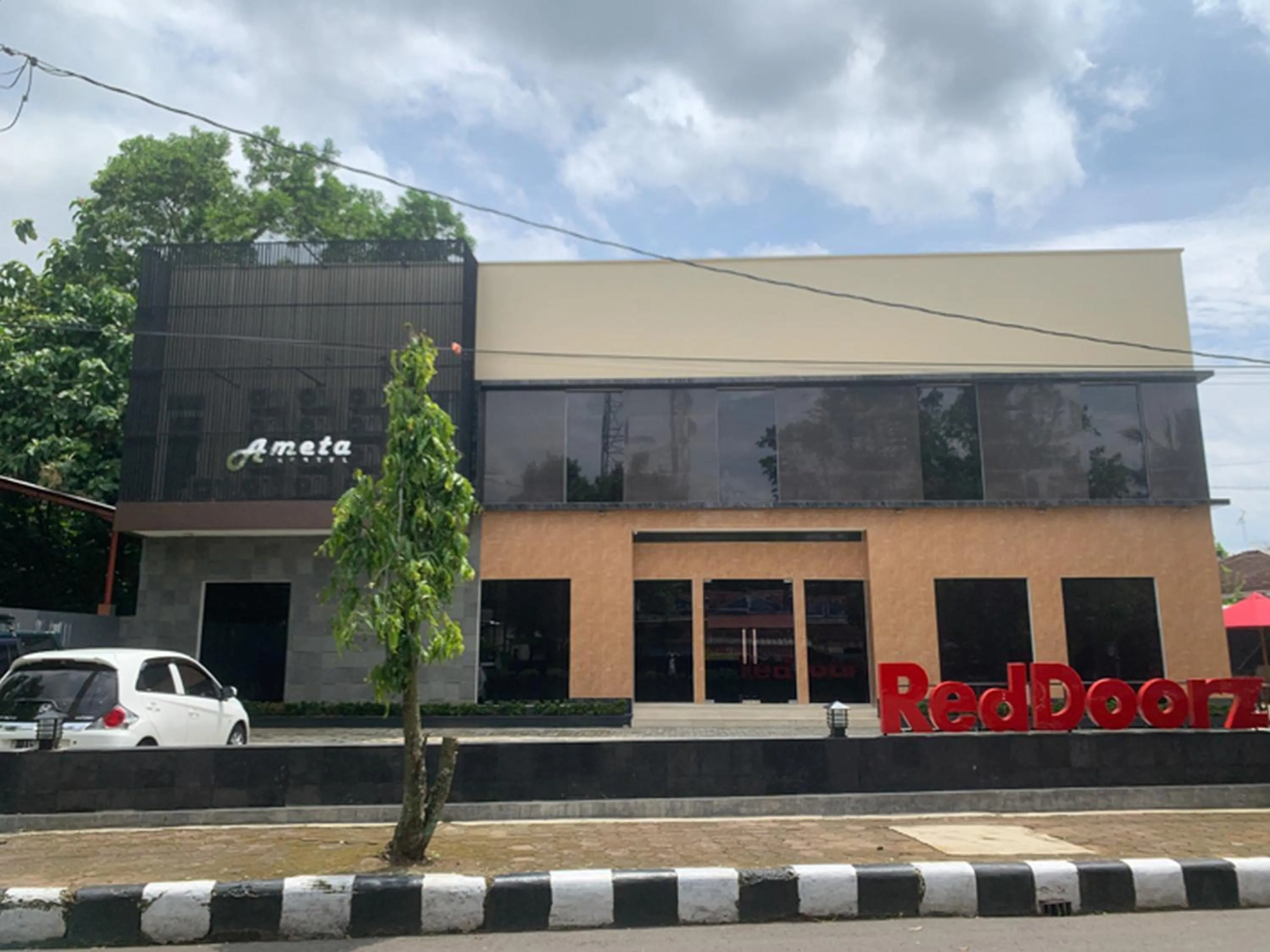 Property building in RedDoorz near Alun Alun Purbalingga
