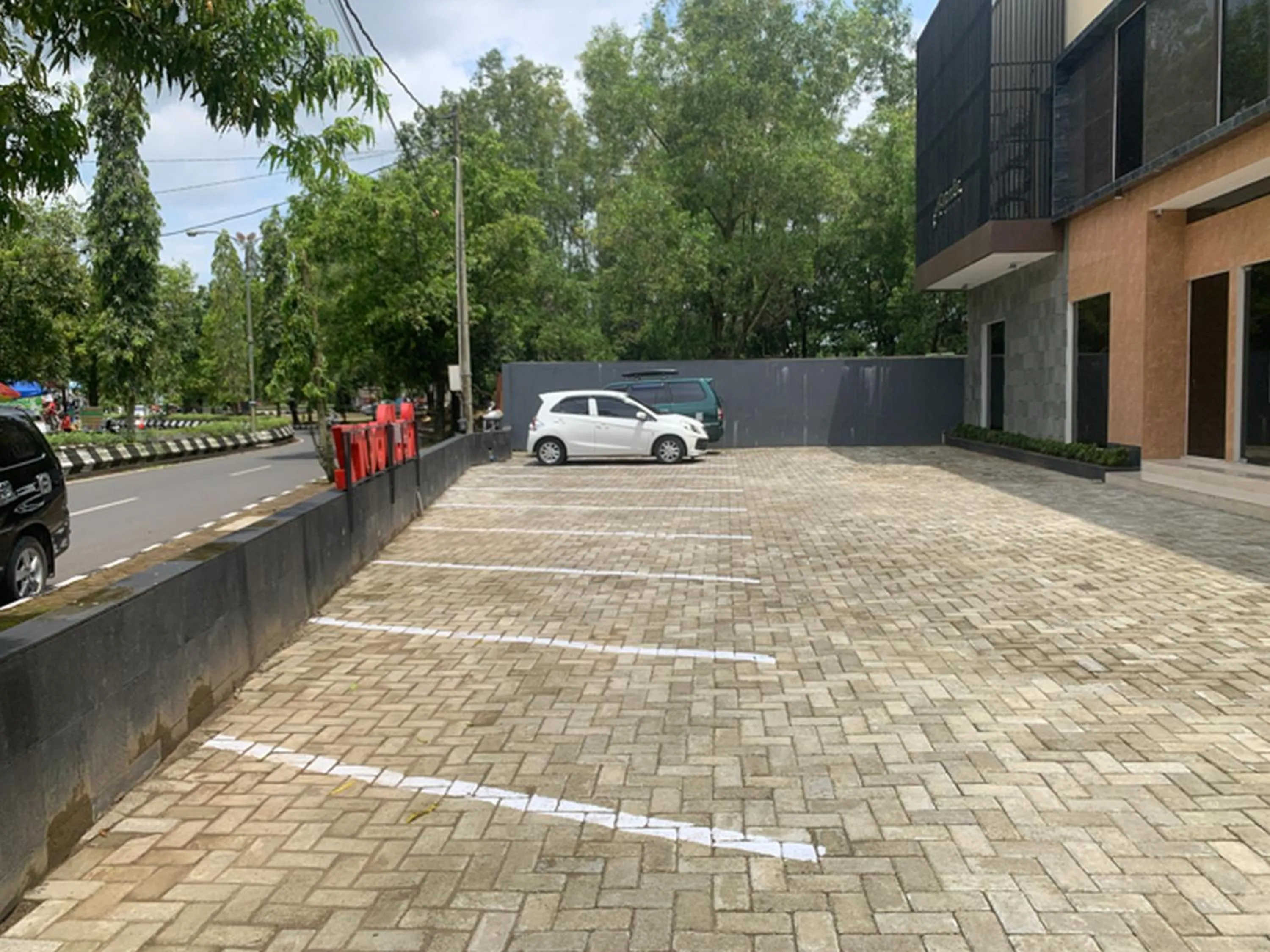 Facade/entrance in RedDoorz near Alun Alun Purbalingga