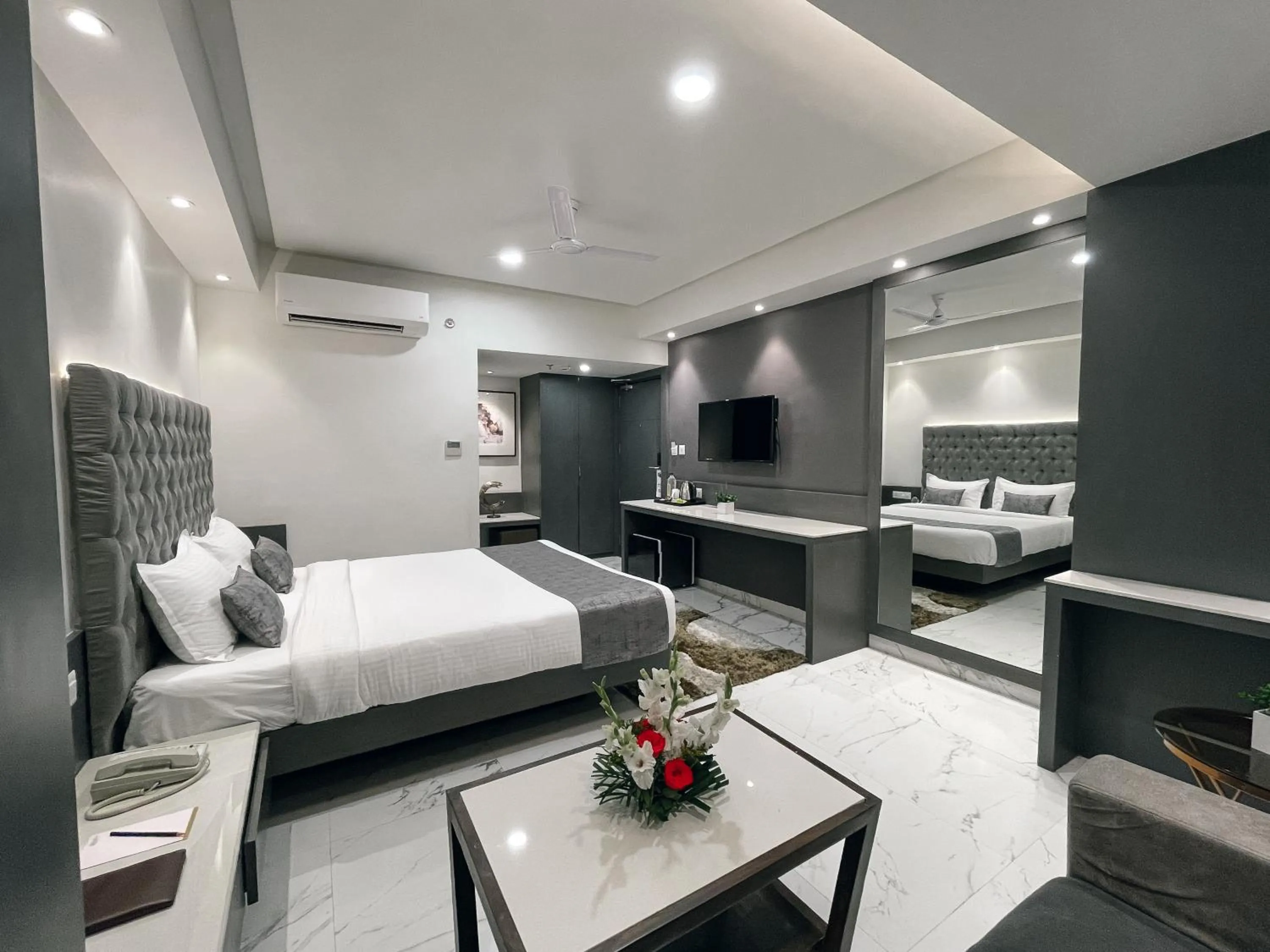 Photo of the whole room, Bed in Jardin Hotels