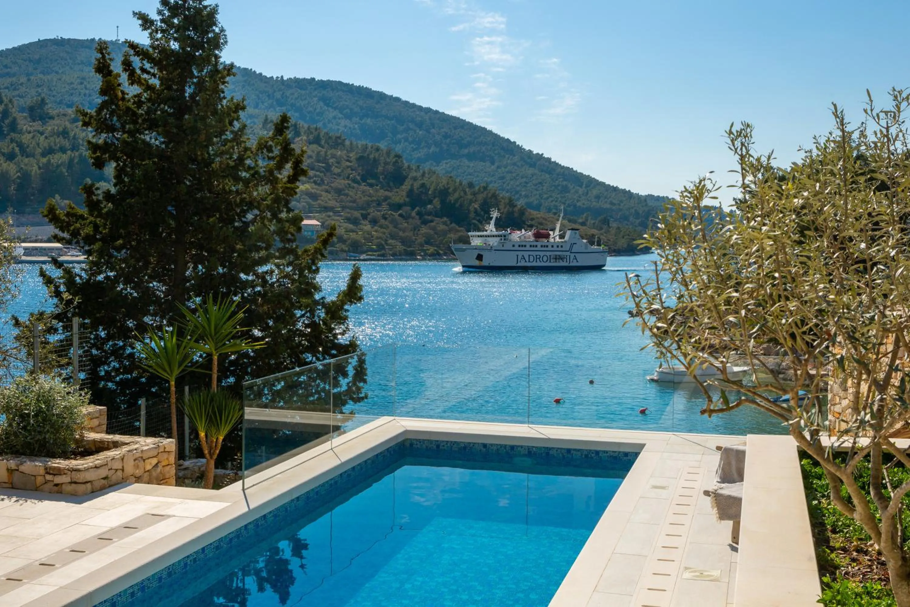 Beachfront Villa Grain of Salt with Pool