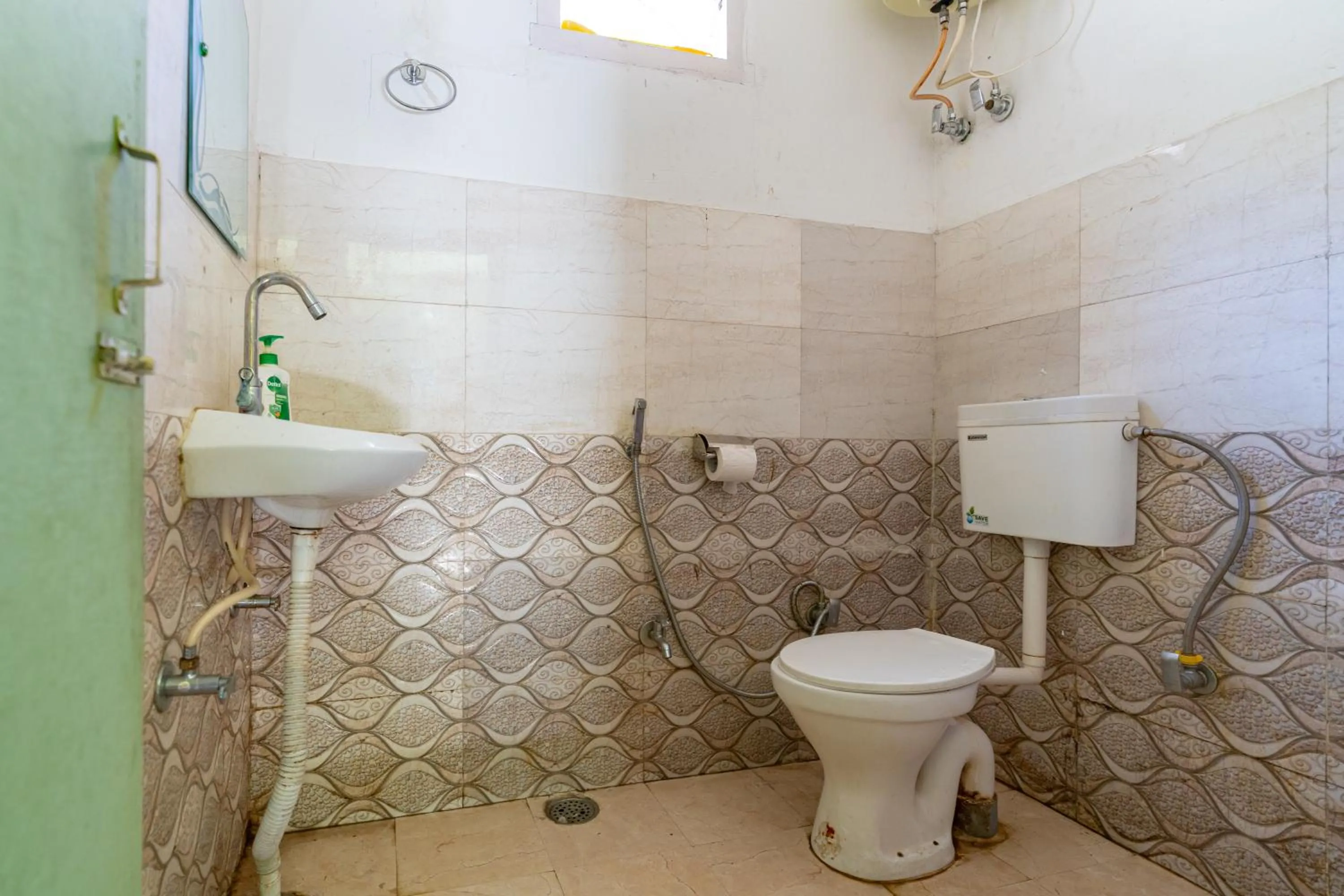 Shower in Jungle Hostel by Whoopers