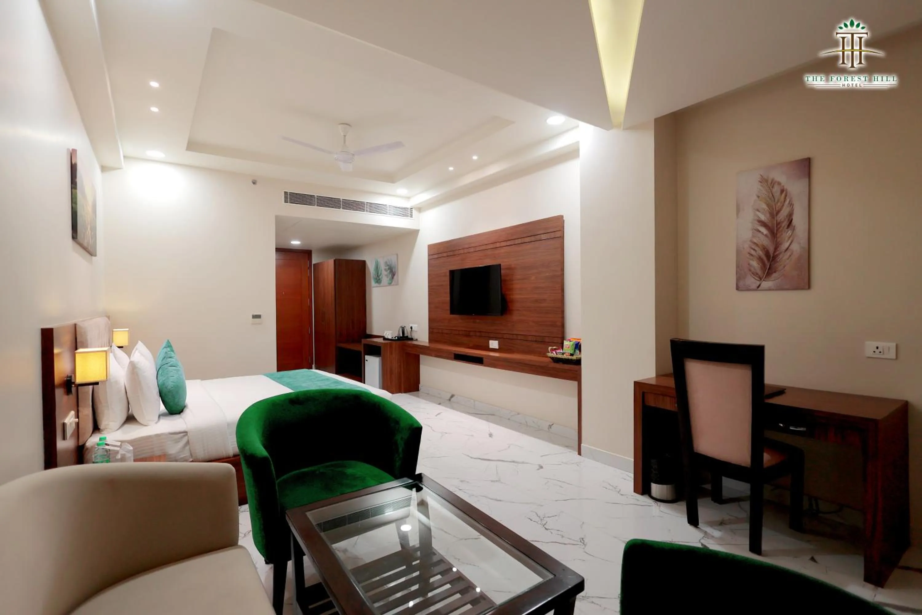 Dining area, Bed in The Forest Hill Hotel