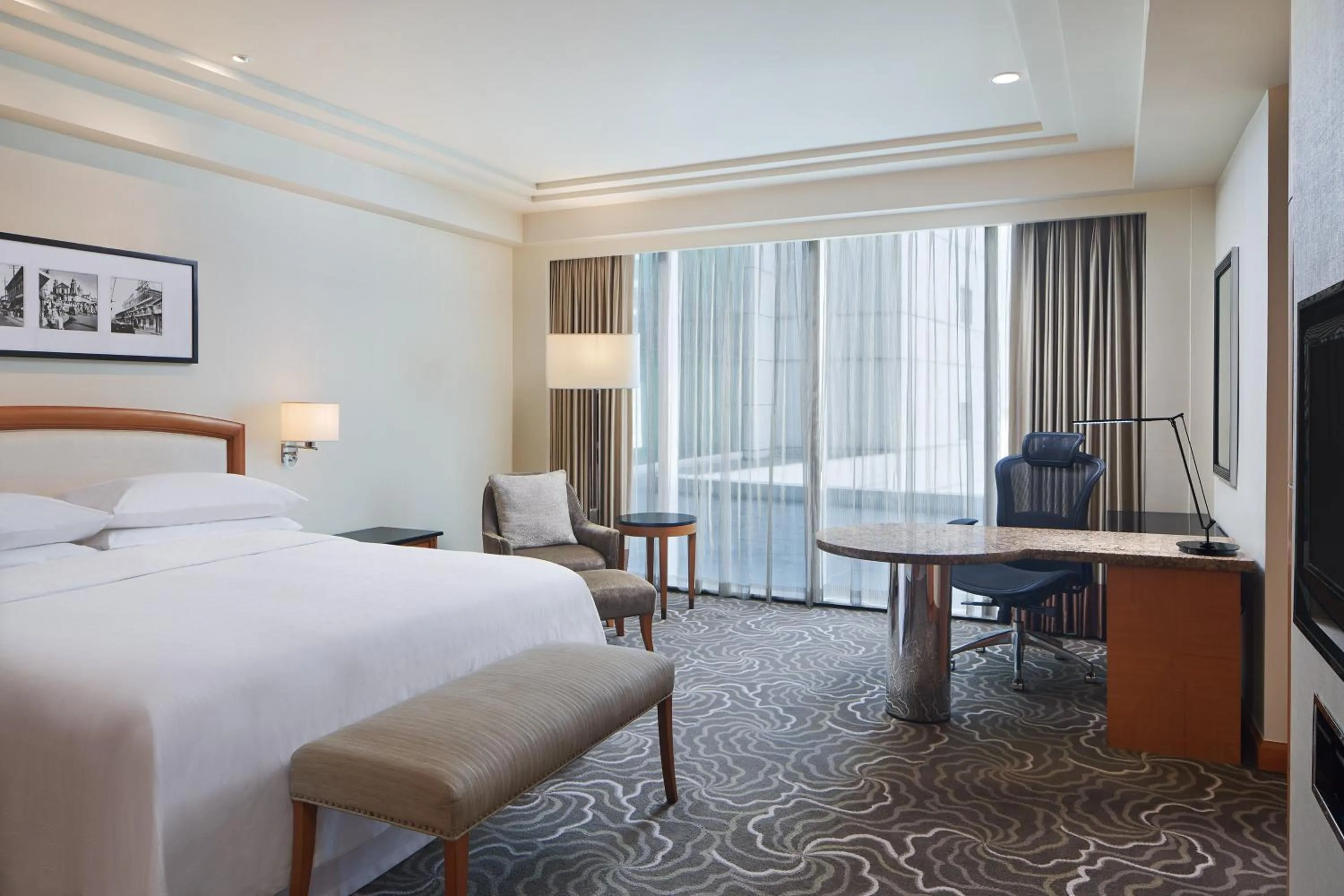 Photo of the whole room, Bed in Sheraton Manila Bay