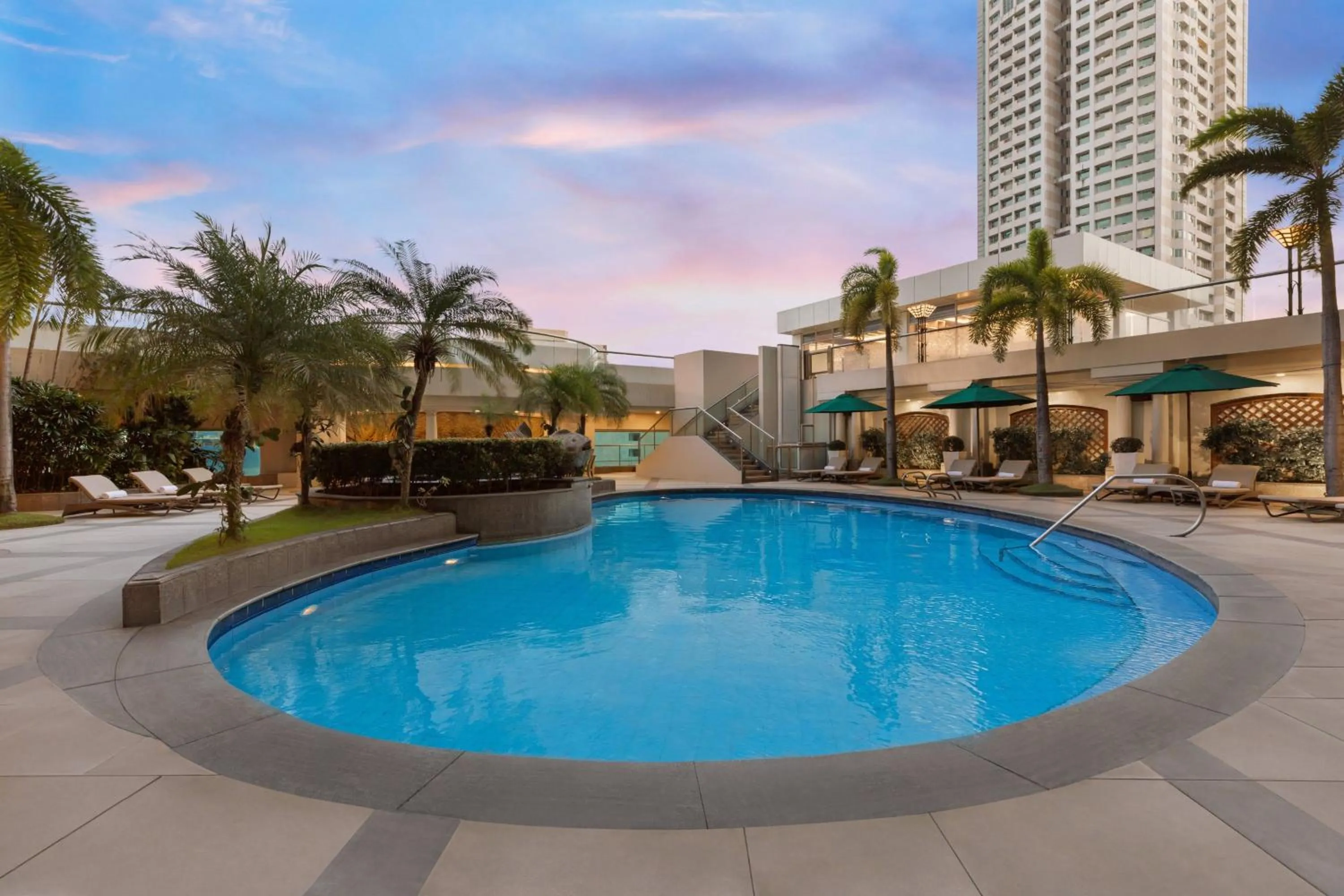 Swimming pool in Sheraton Manila Bay