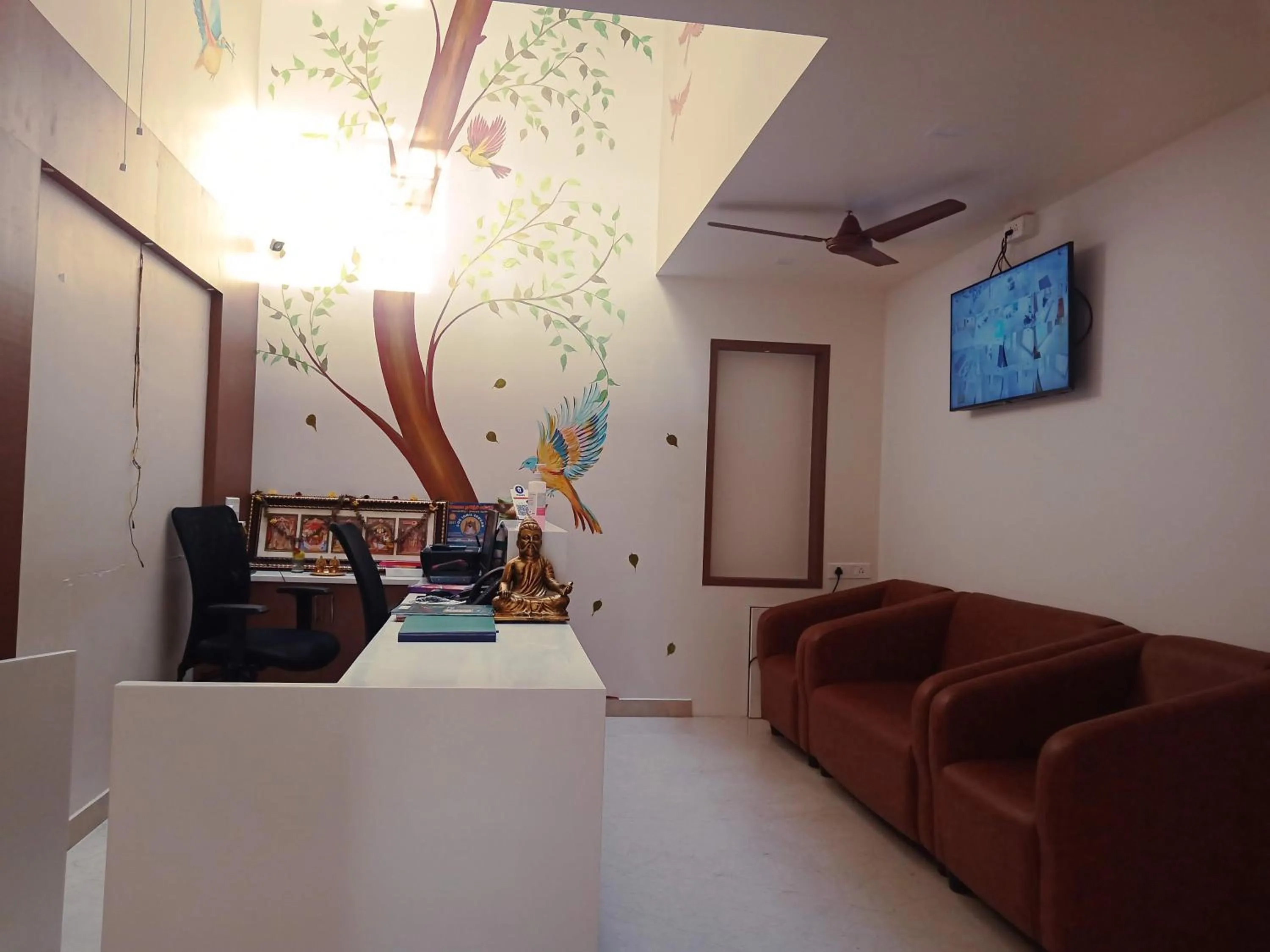 Communal lounge/ TV room in HOTEL VINTAGE CASTLE