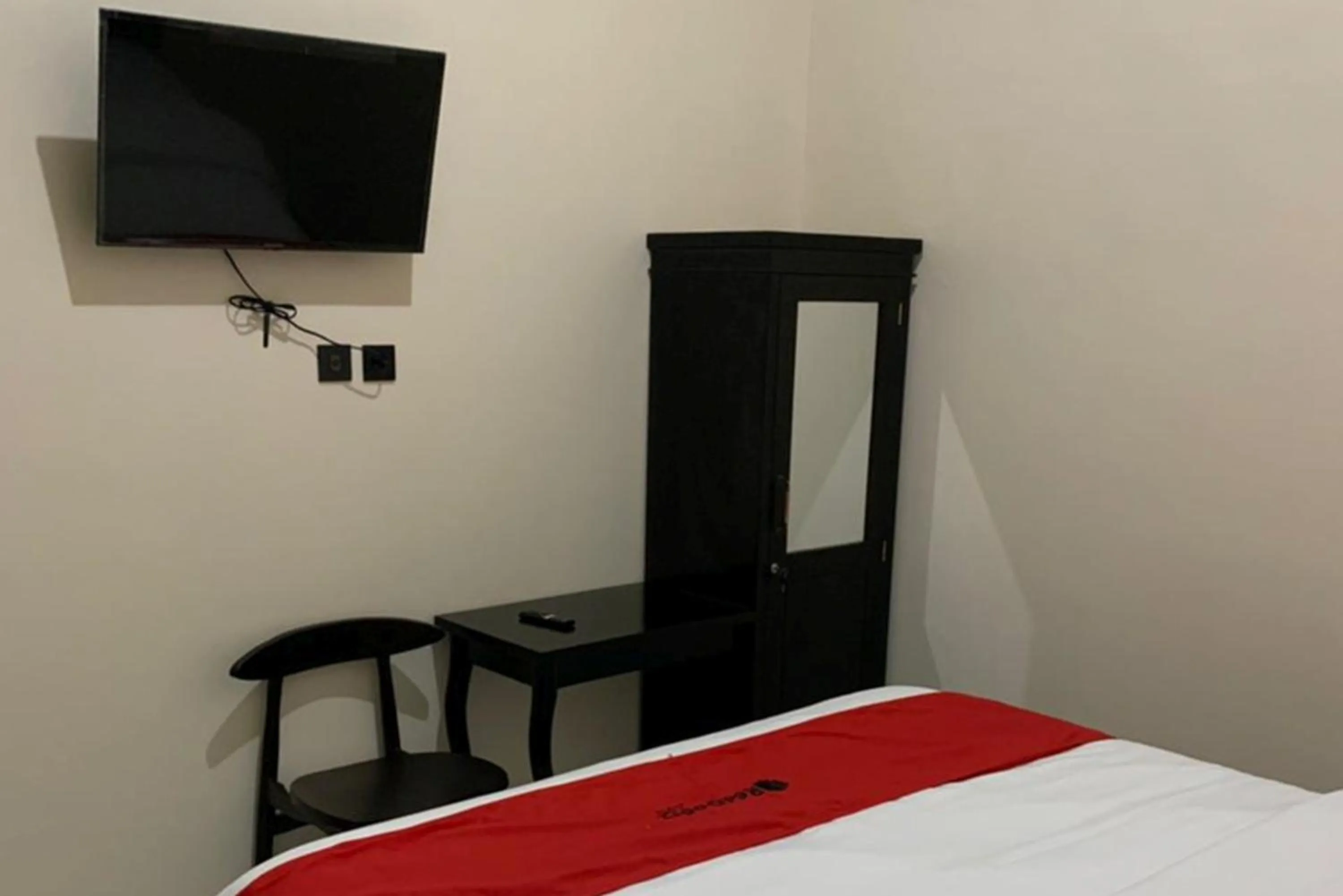 Bed in RedDoorz Syariah near Kawasan Simpang Lima Pati