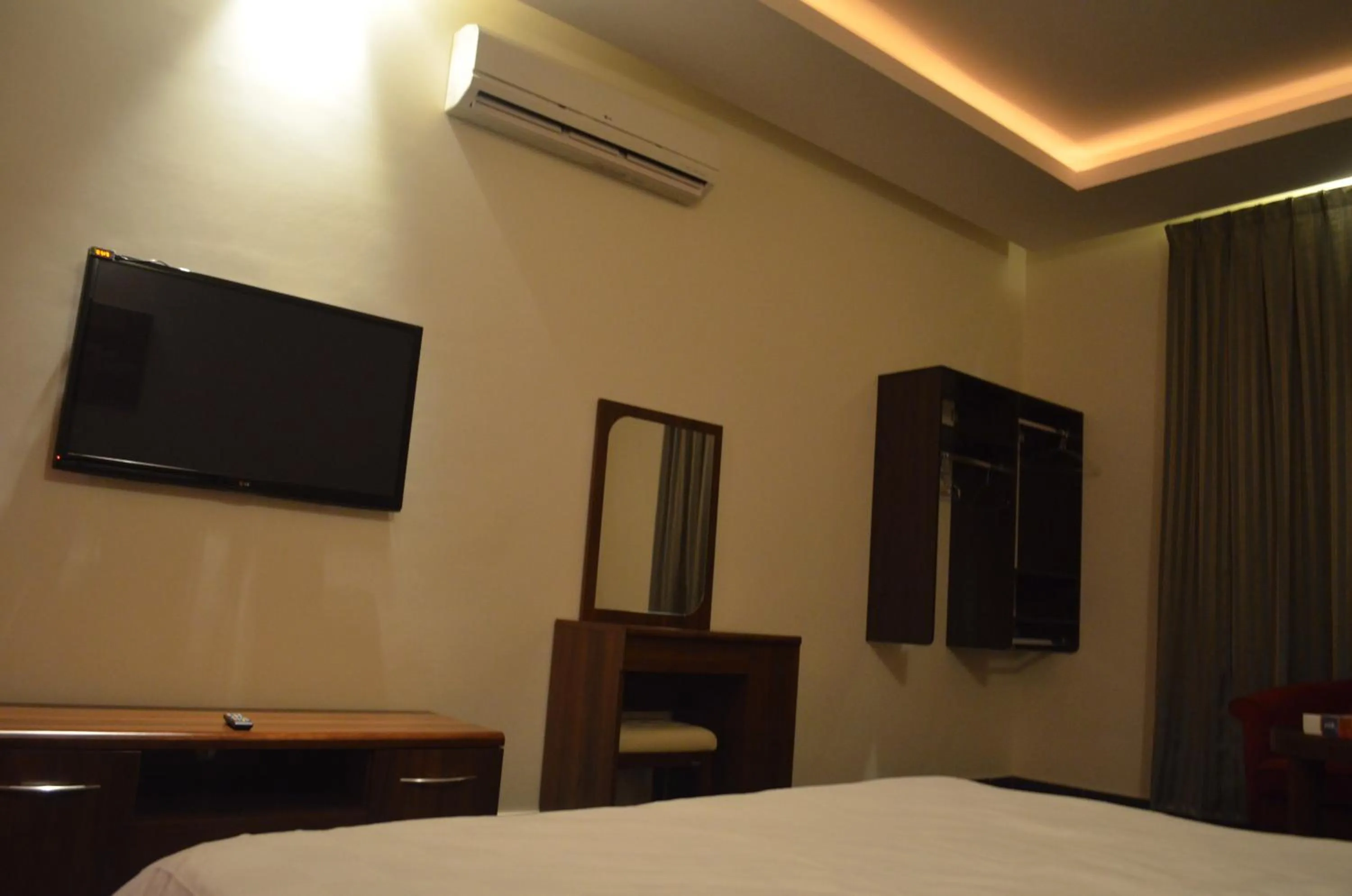 Communal lounge/ TV room in Al Juraisi Hotel Apartments