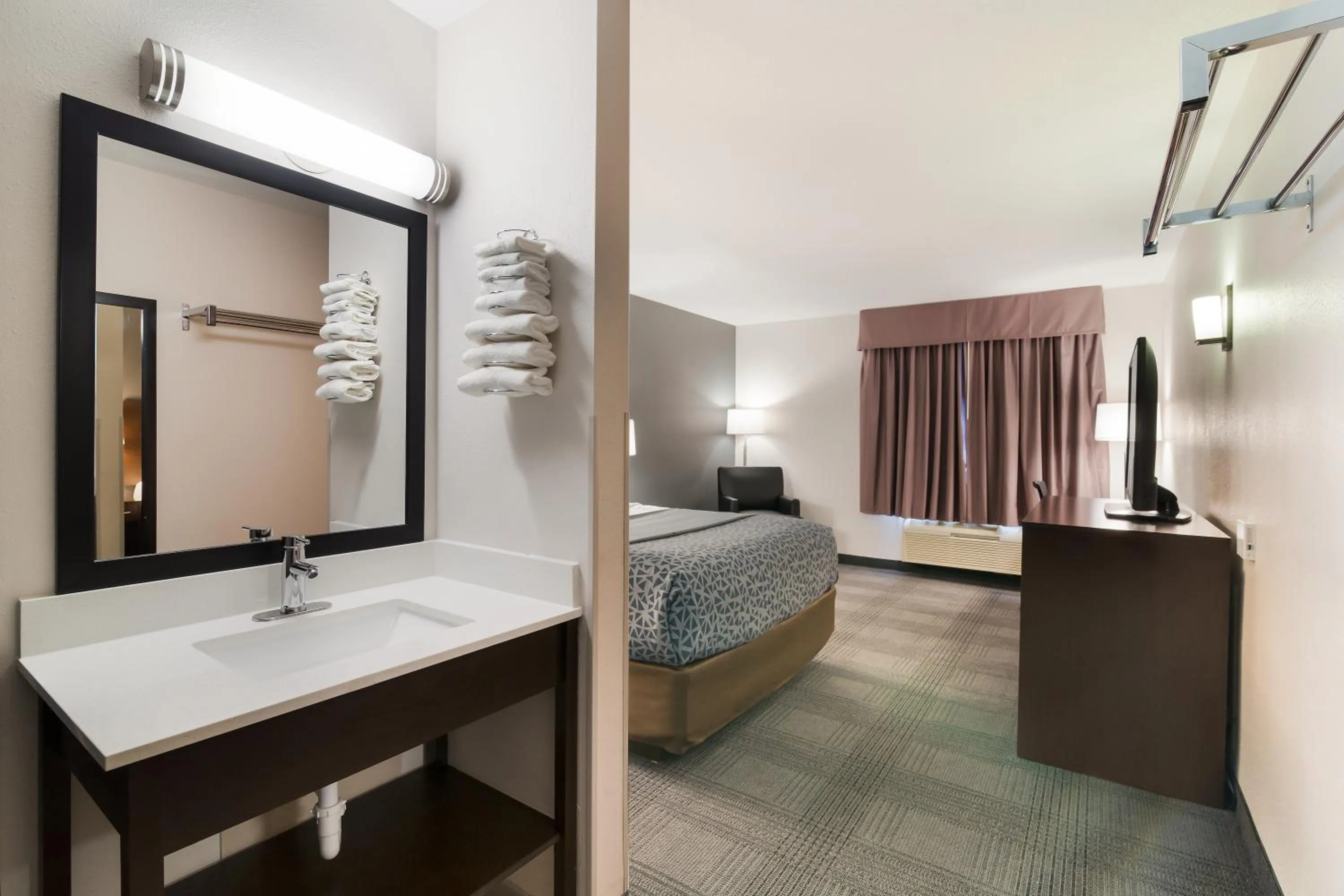 Bedroom, Bed in Econo Lodge Williston