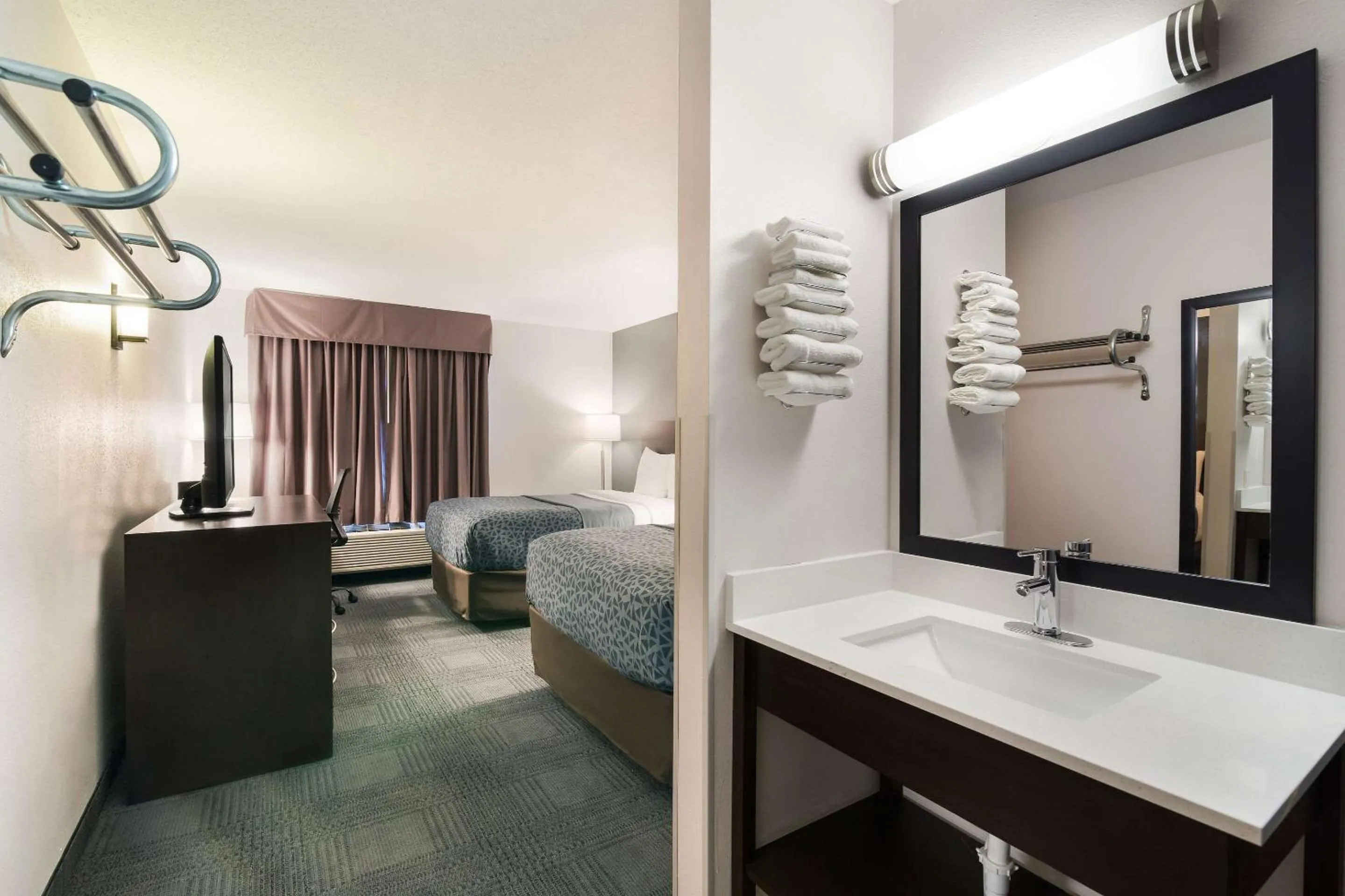 Photo of the whole room, Bed in Econo Lodge Williston