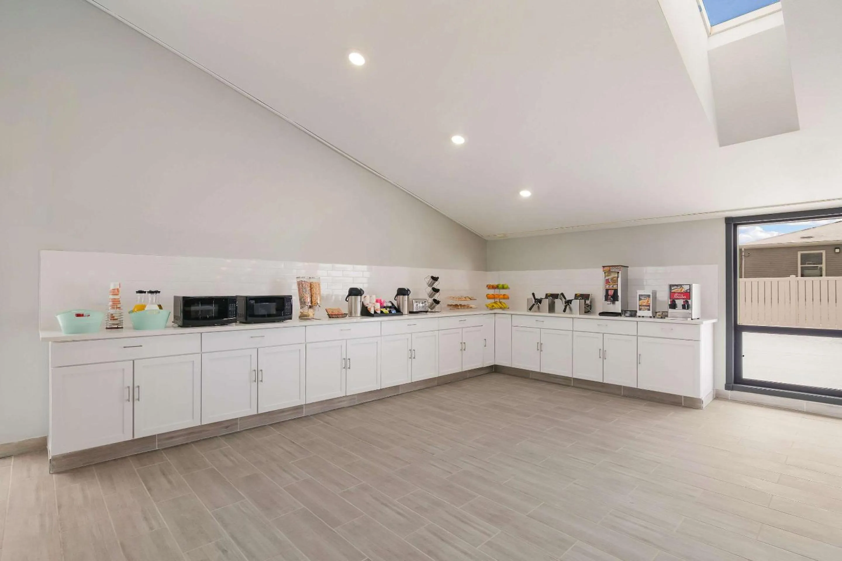 Restaurant/places to eat in Econo Lodge Williston