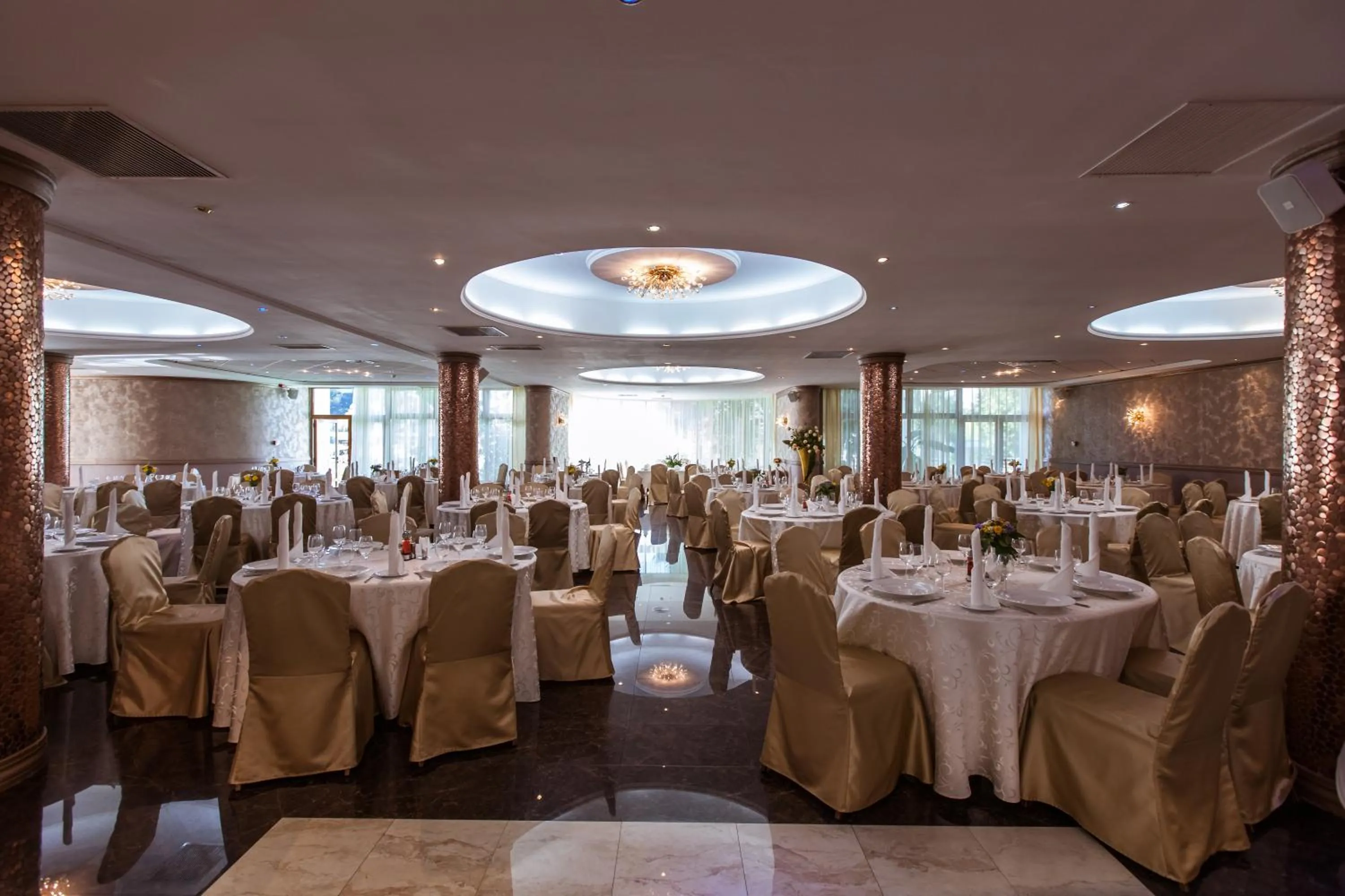 Restaurant/places to eat in Hotel International