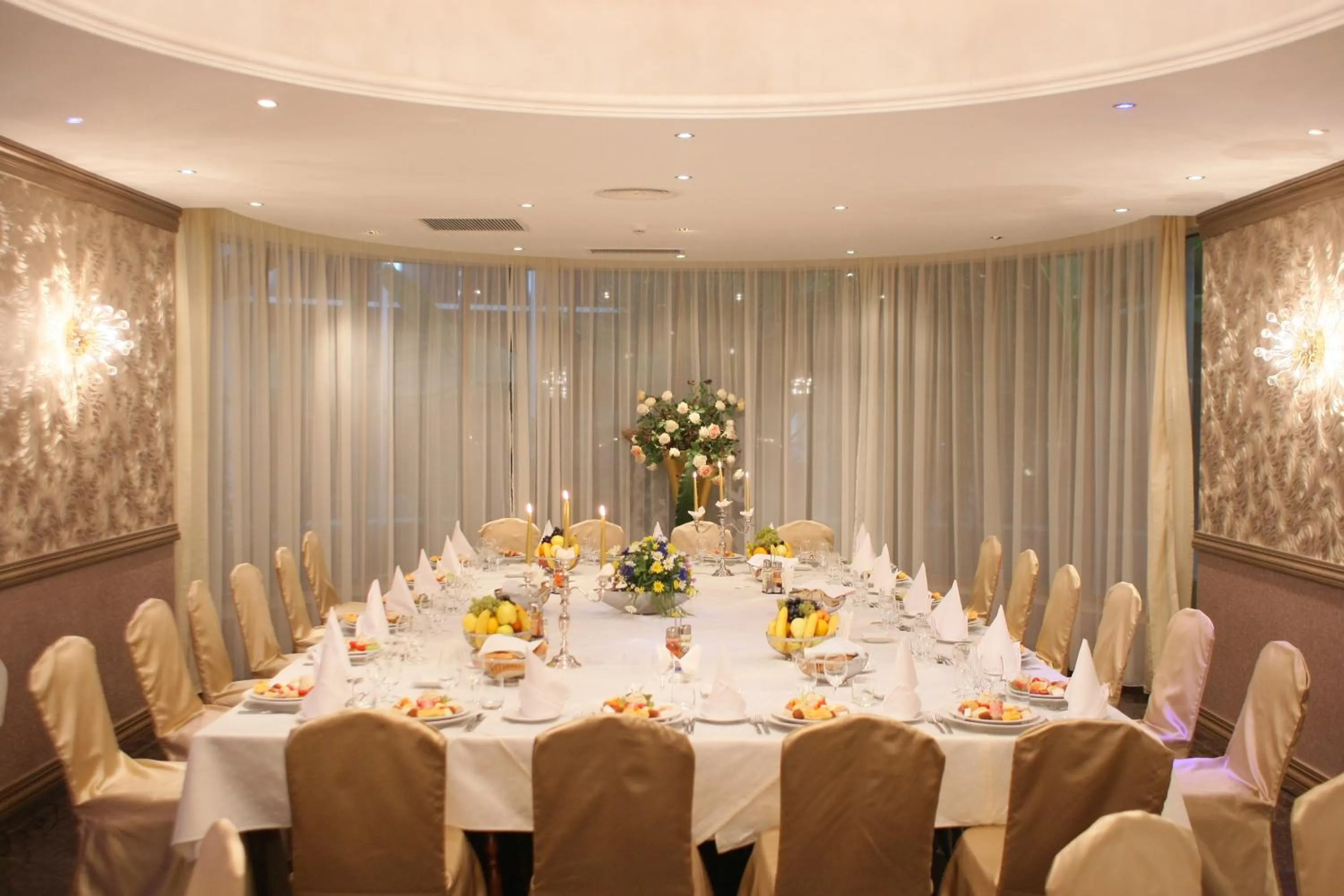 Restaurant/places to eat in Hotel International