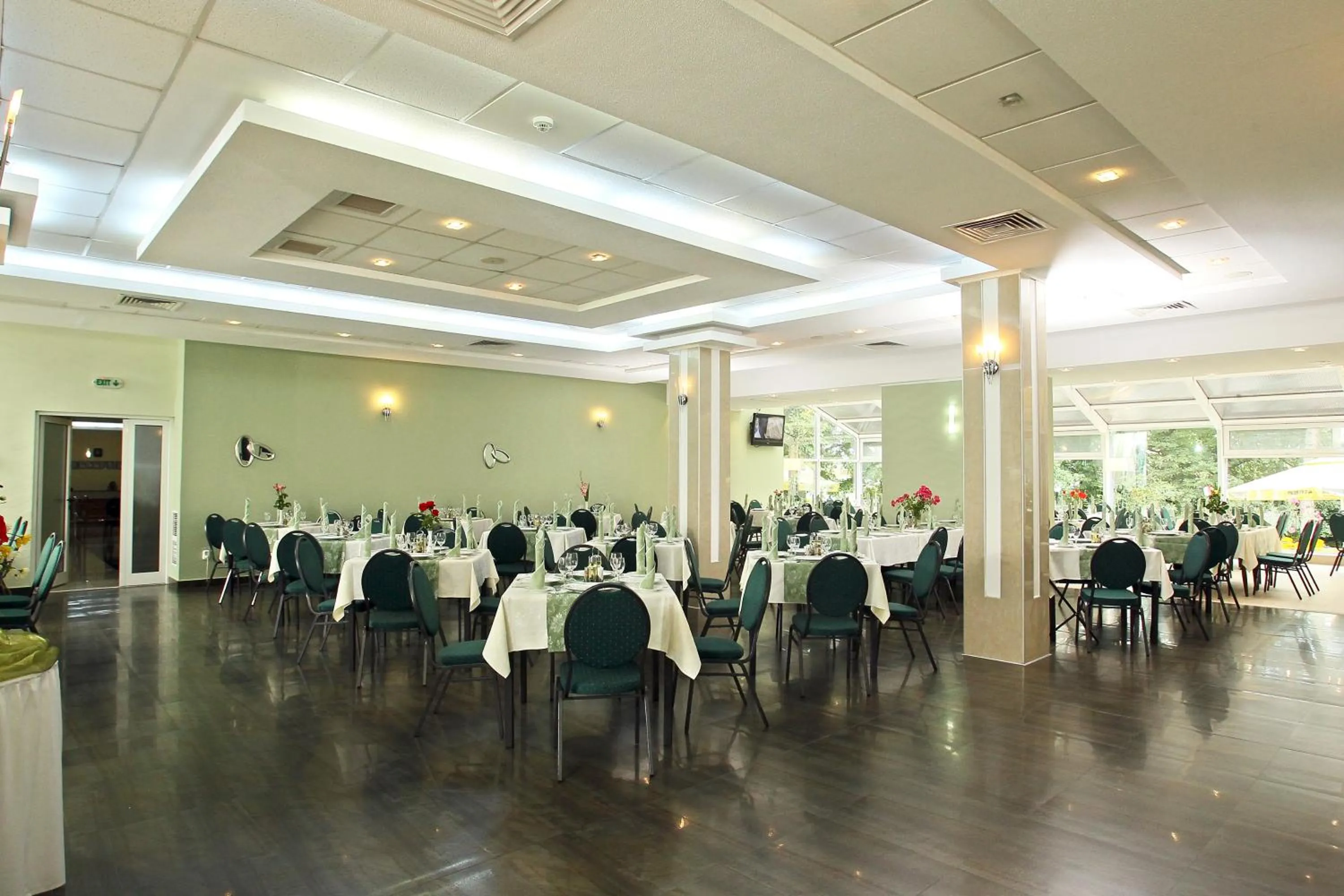Dining area in Hotel Nufarul