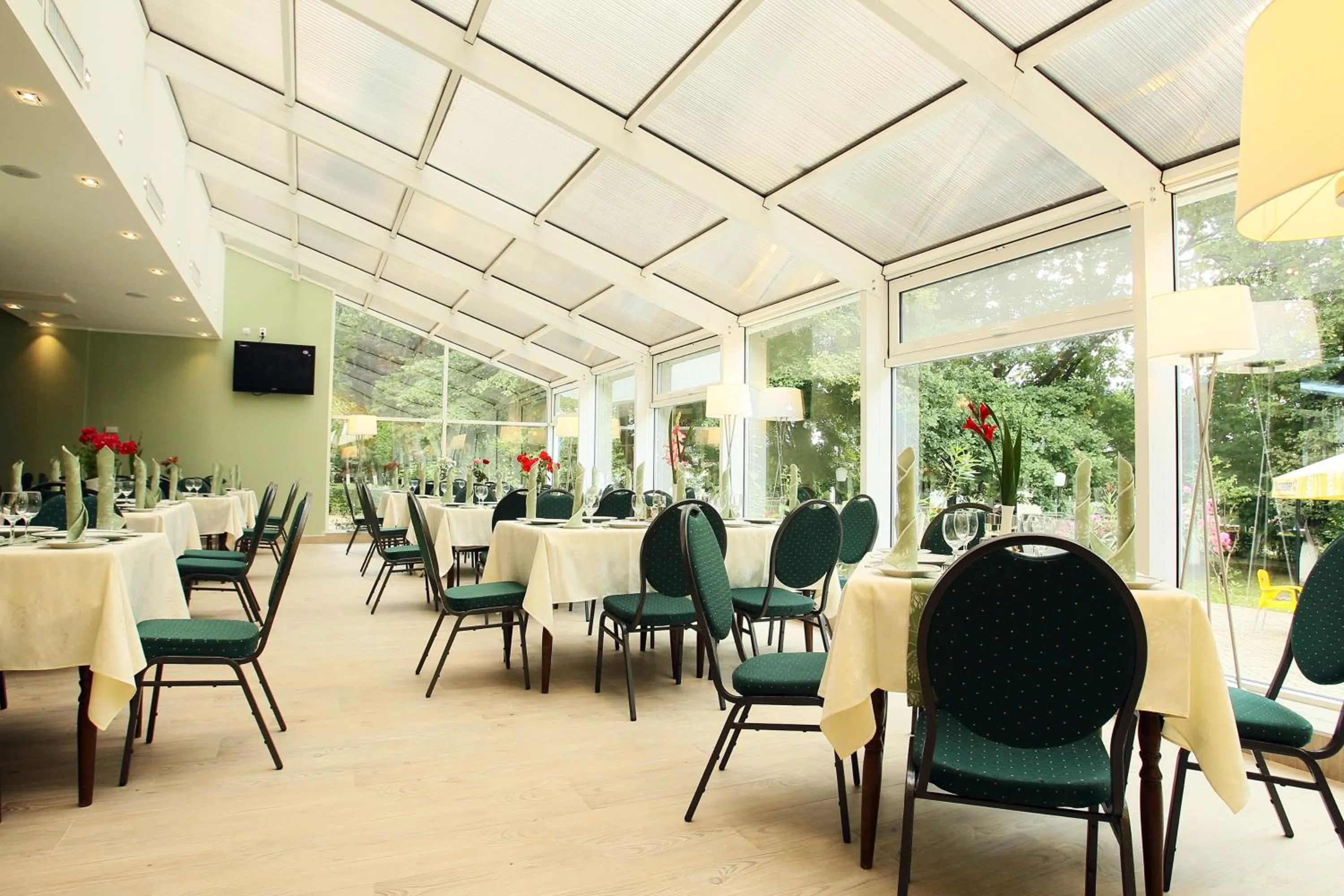 Dining area in Hotel Nufarul