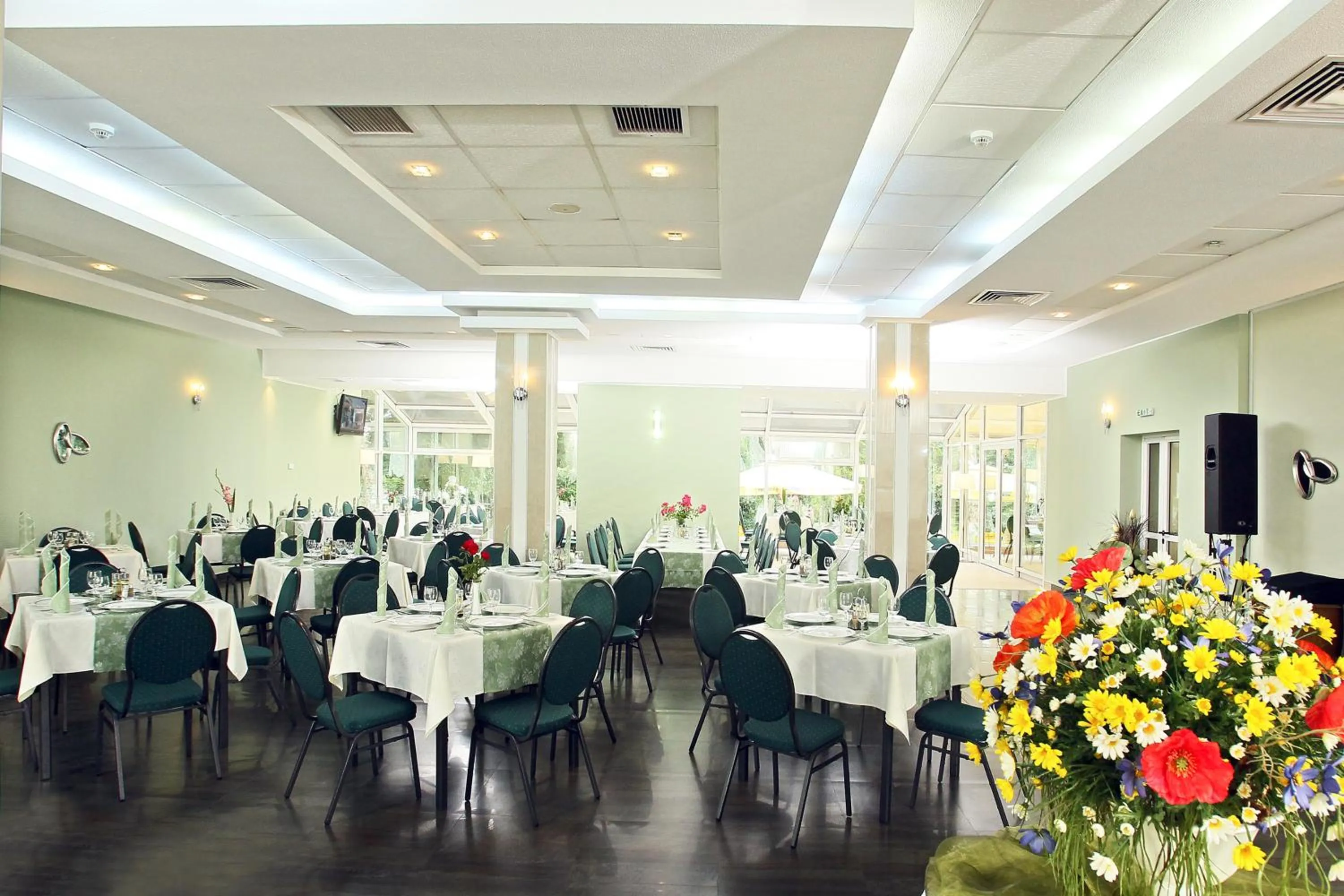 Restaurant/places to eat in Hotel Nufarul