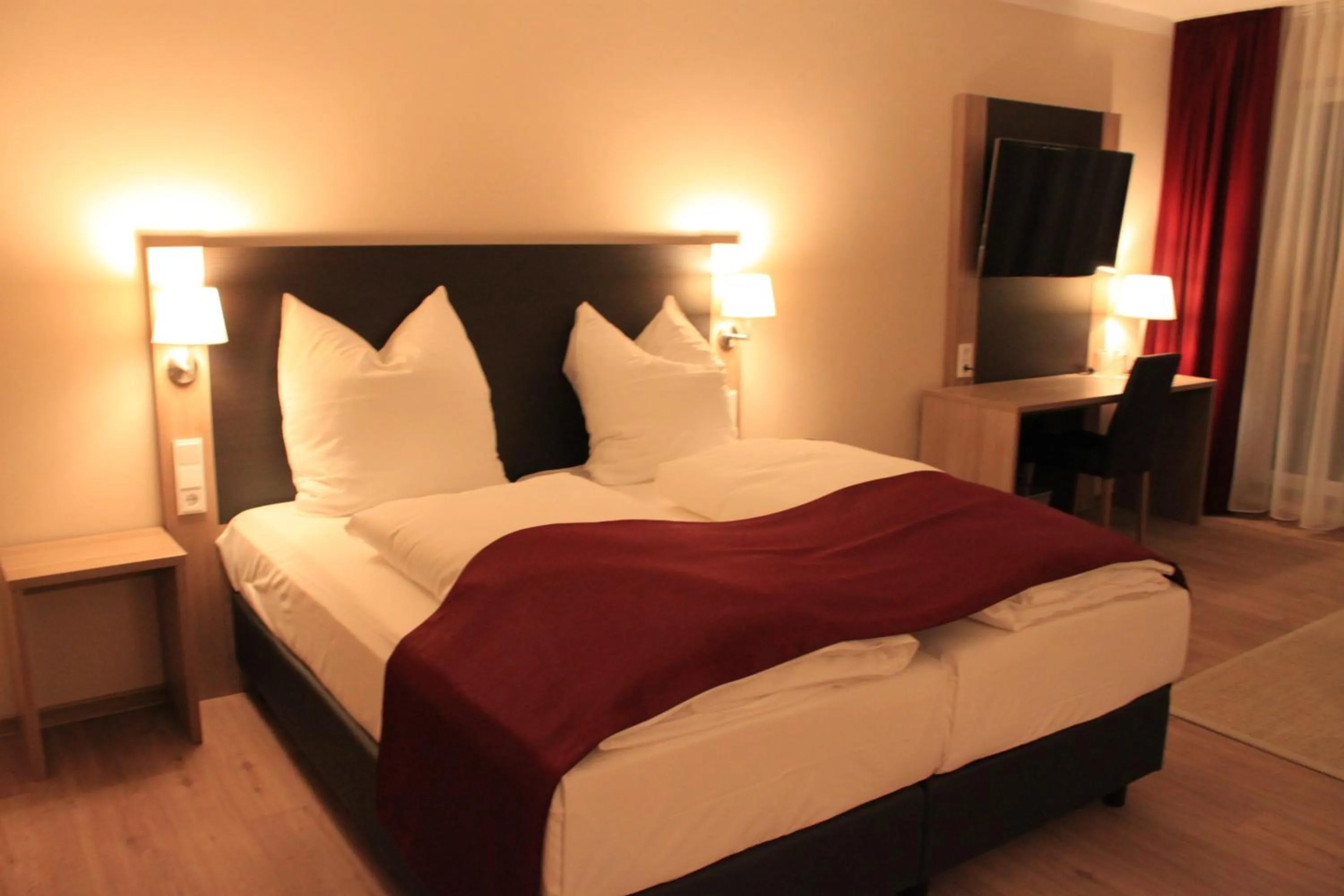 Bedroom, Bed in Troll's Brauhaushotel