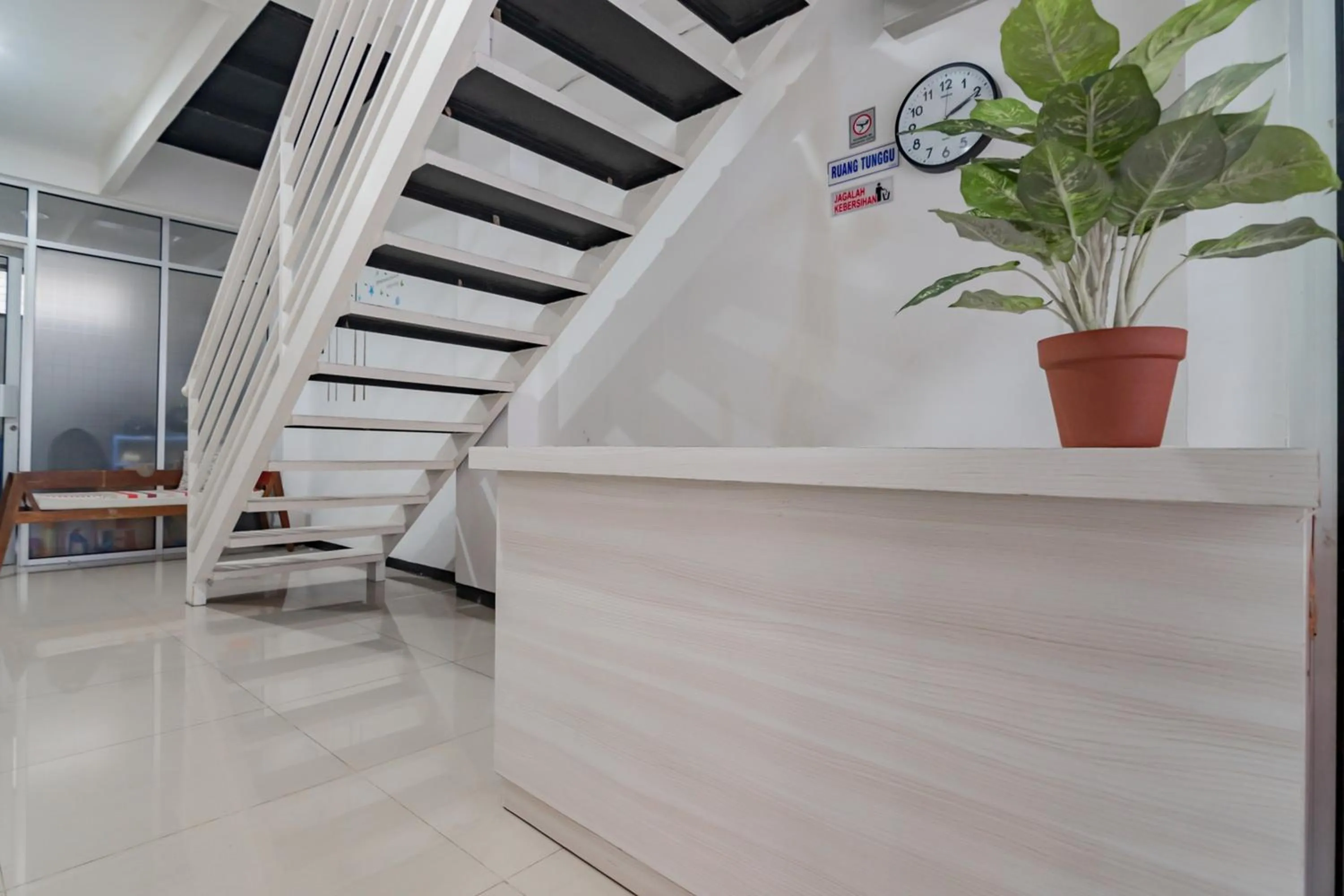 Lobby or reception in RedDoorz Syariah At Afifah Guest House near Bikasoga Sport Center