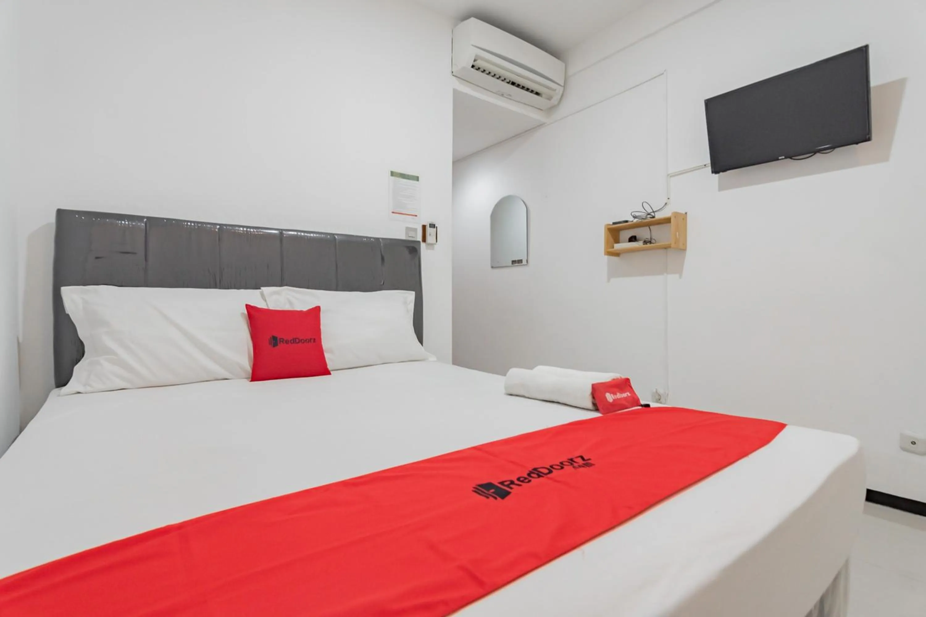 Bedroom, Bed in RedDoorz Syariah At Afifah Guest House near Bikasoga Sport Center