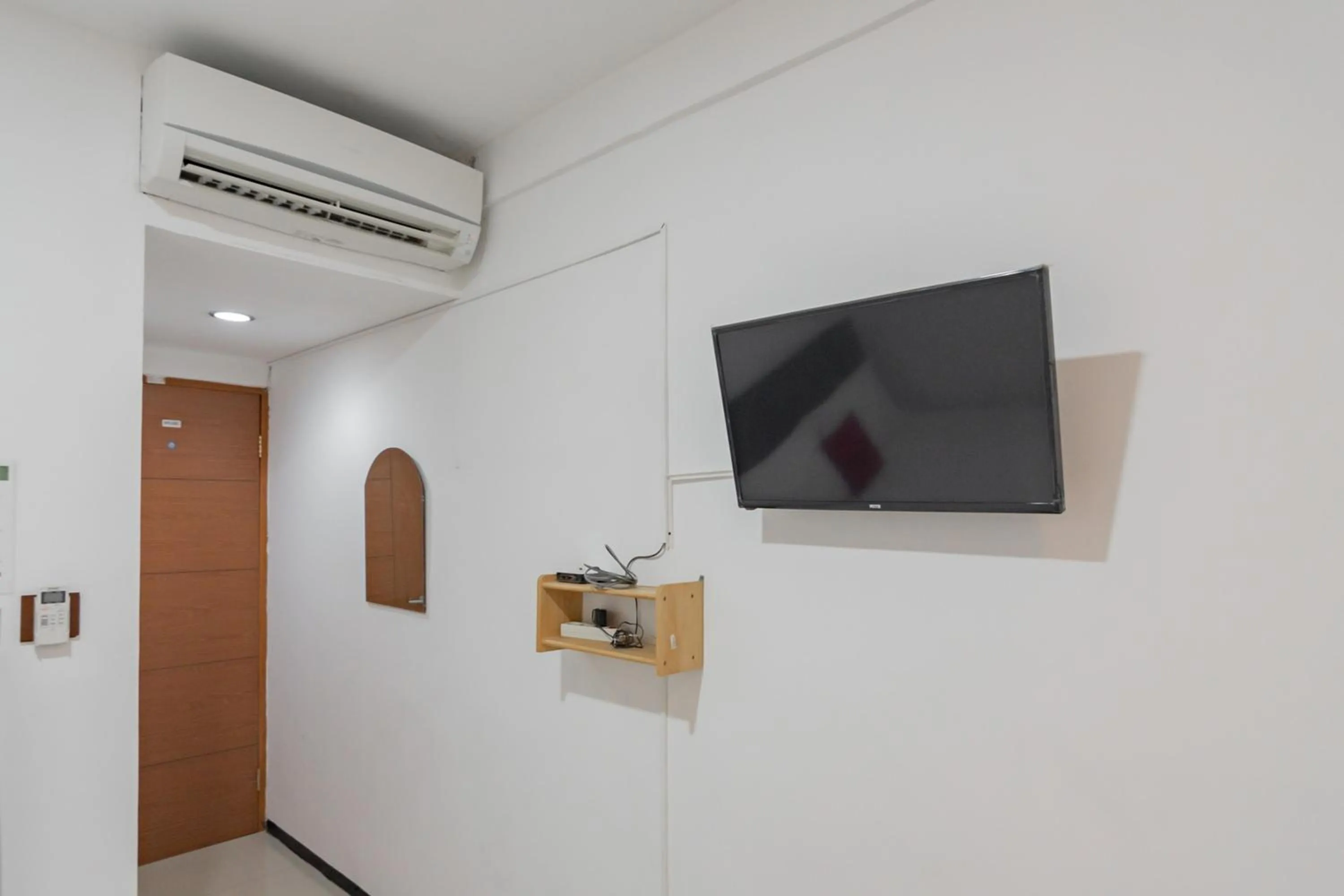 TV and multimedia in RedDoorz Syariah At Afifah Guest House near Bikasoga Sport Center