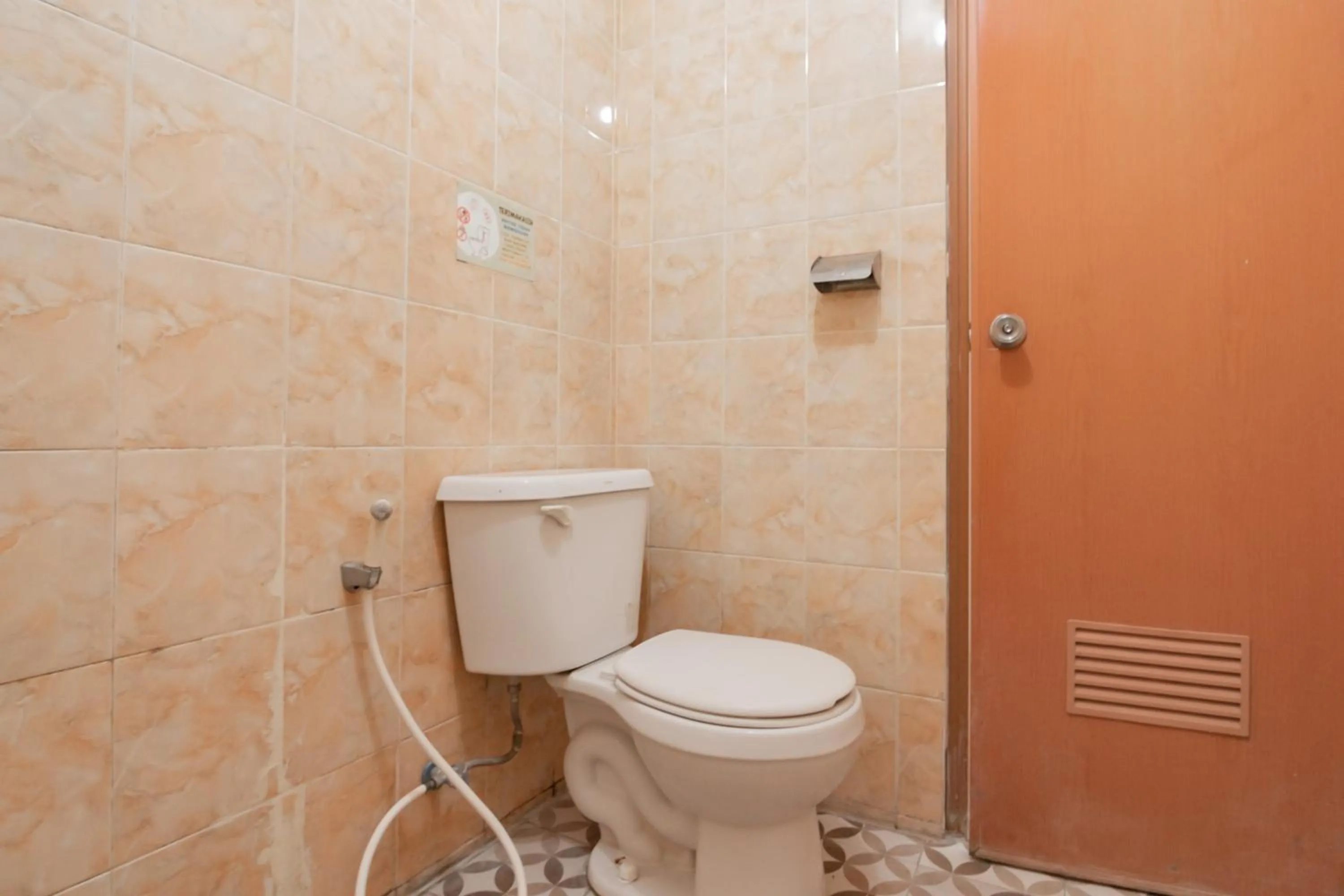 Bathroom in RedDoorz Syariah At Afifah Guest House near Bikasoga Sport Center