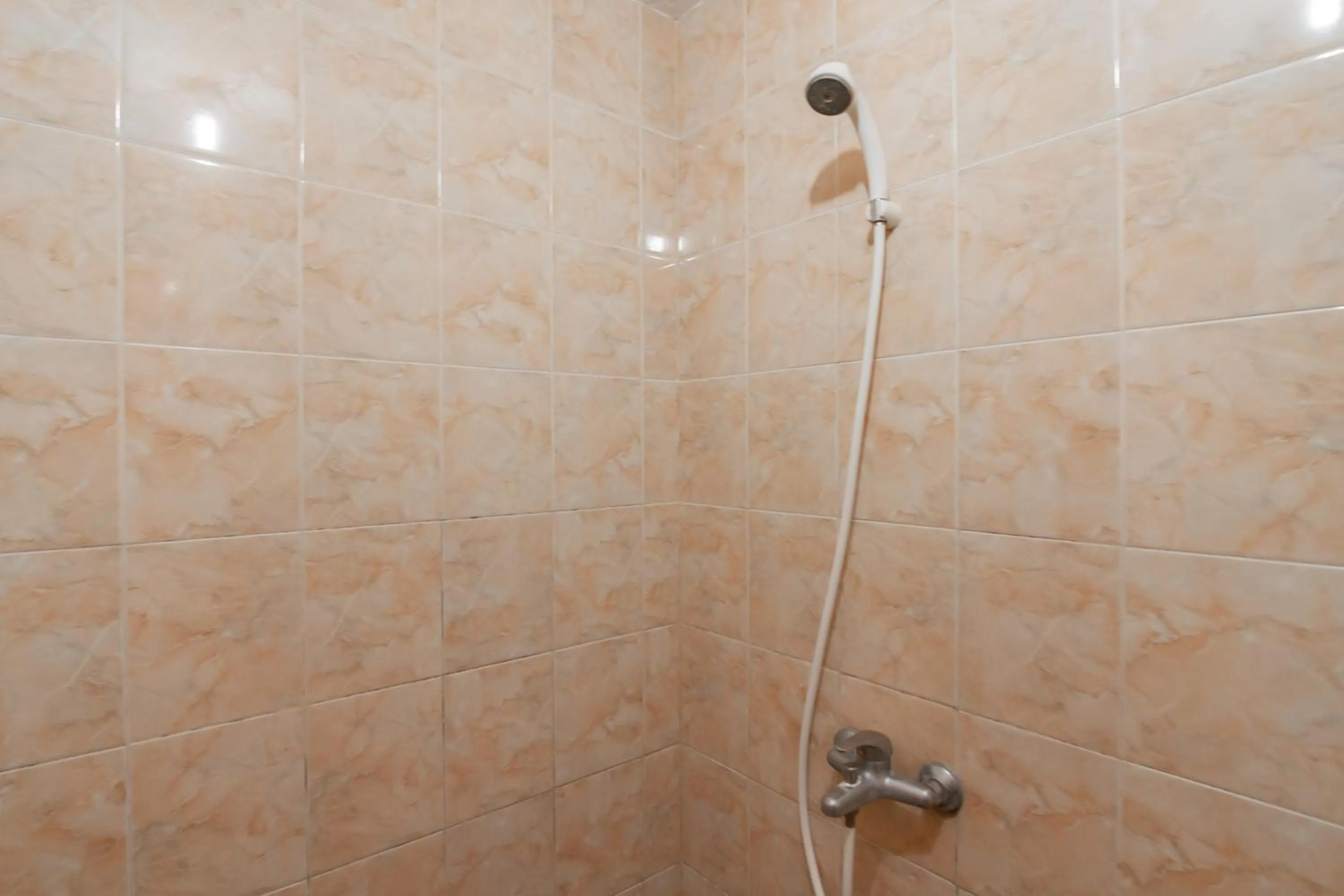 Bathroom in RedDoorz Syariah At Afifah Guest House near Bikasoga Sport Center