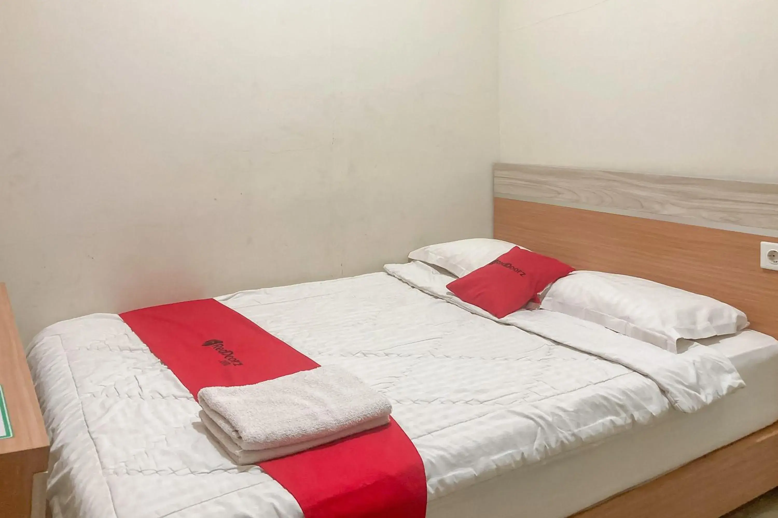 Double Room in RedDoorz Syariah @ Boemi Guesthouse Tasikmalaya Double Room in RedDoorz Syariah @ Boemi Guesthouse Tasikmalaya