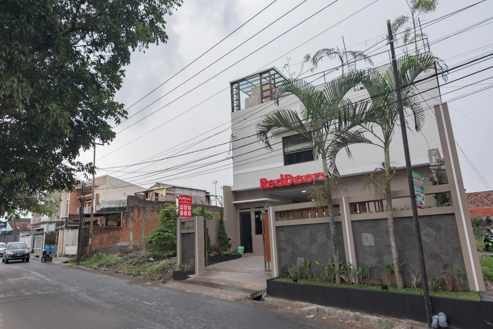 Facade/entrance in RedDoorz Syariah @ Boemi Guesthouse Tasikmalaya