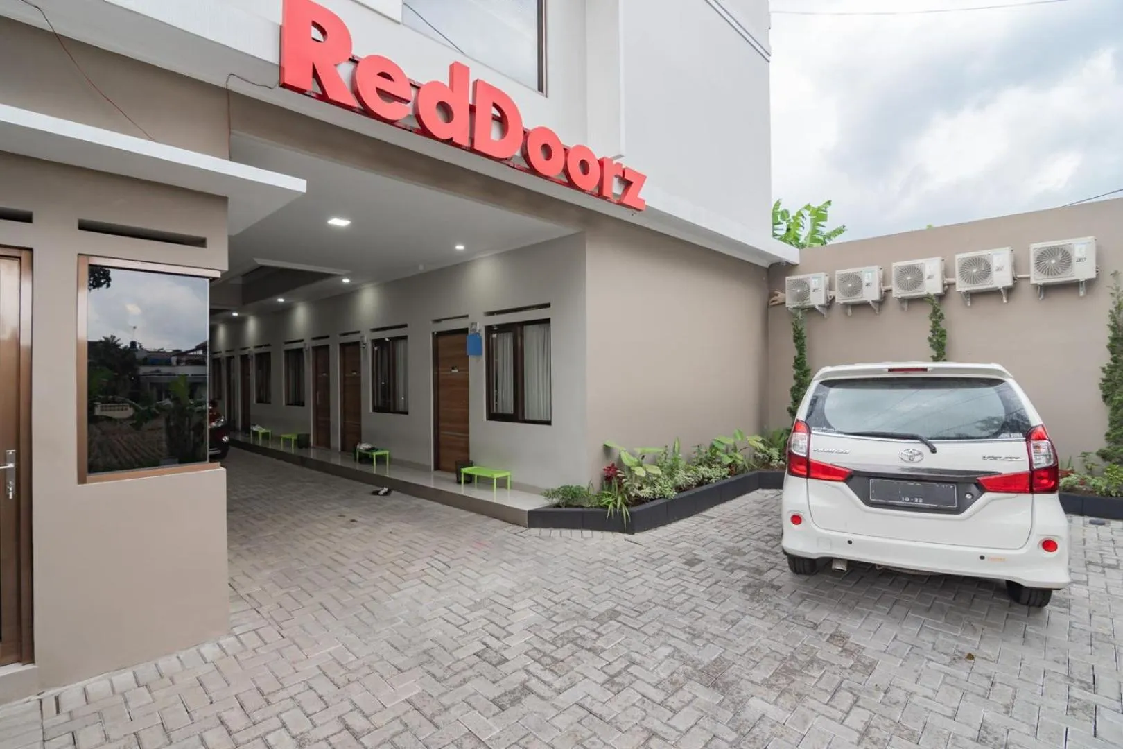 Facade/entrance in RedDoorz Syariah @ Boemi Guesthouse Tasikmalaya