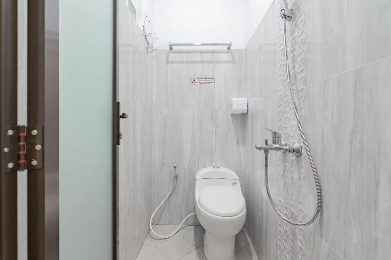 Bathroom in RedDoorz Syariah @ Boemi Guesthouse Tasikmalaya