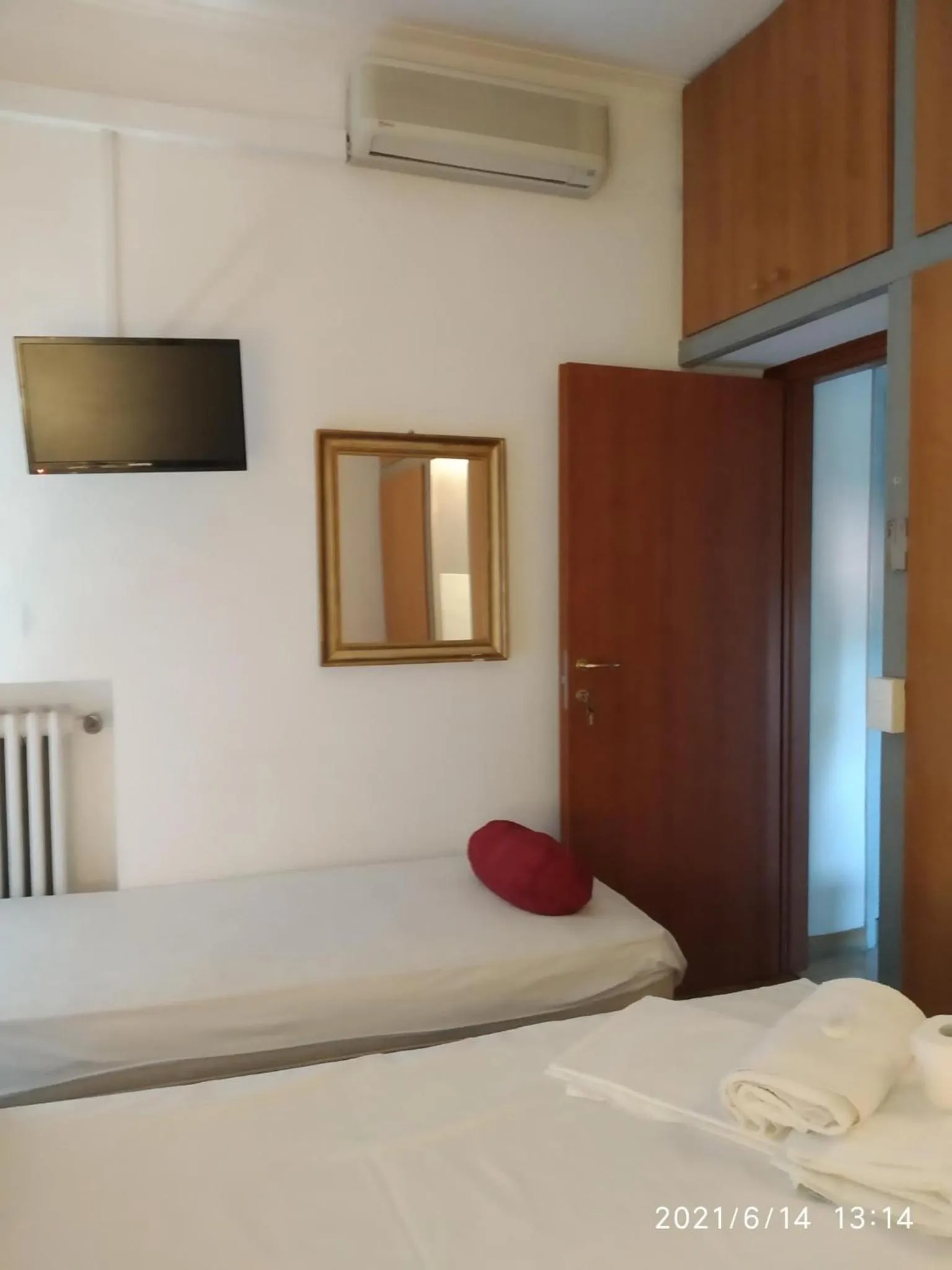 Bed, TV/Entertainment Center in B&B Mavipagi