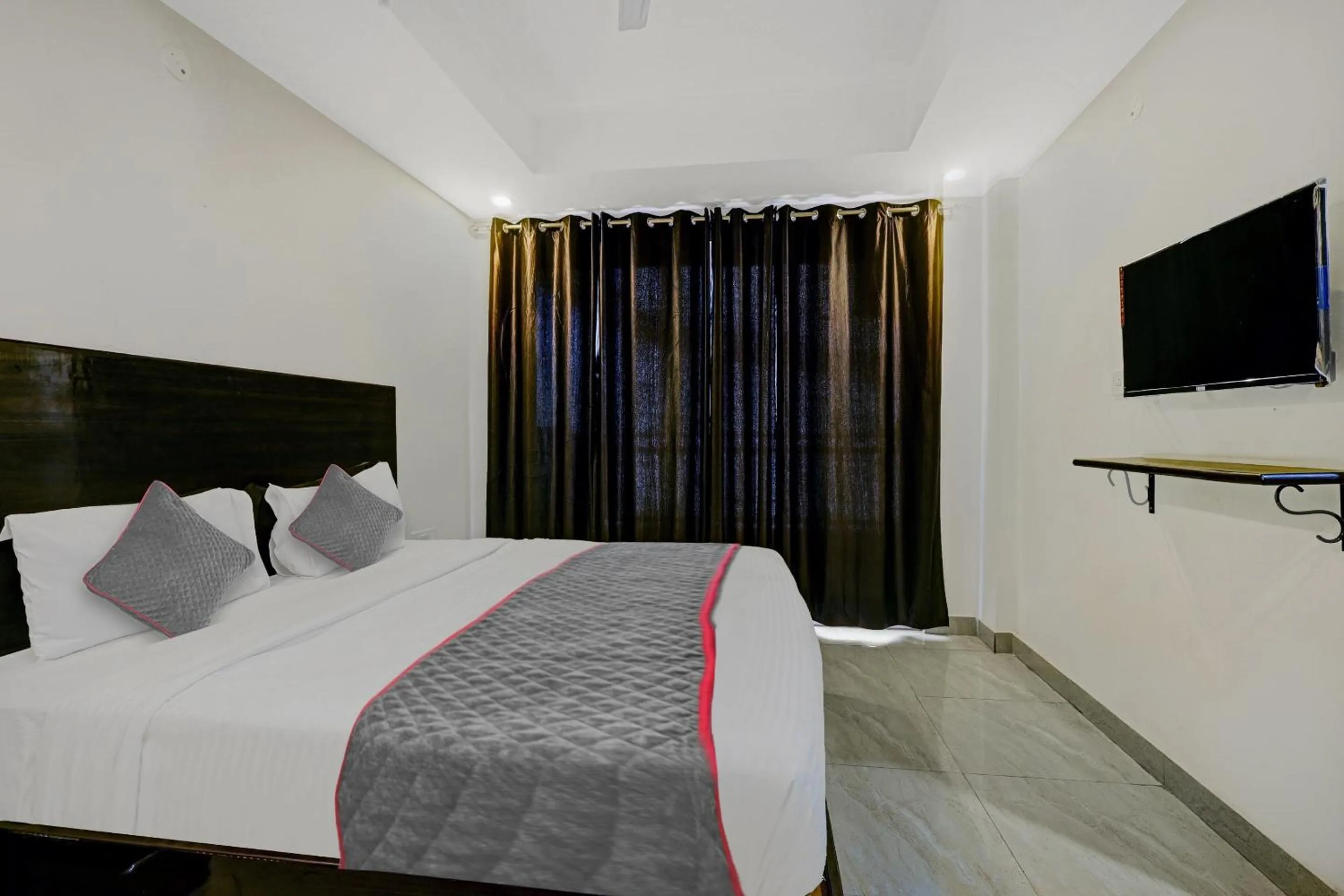 Bedroom, Bed in Super Townhouse Tipsyy Near Bestech Central Square Mall