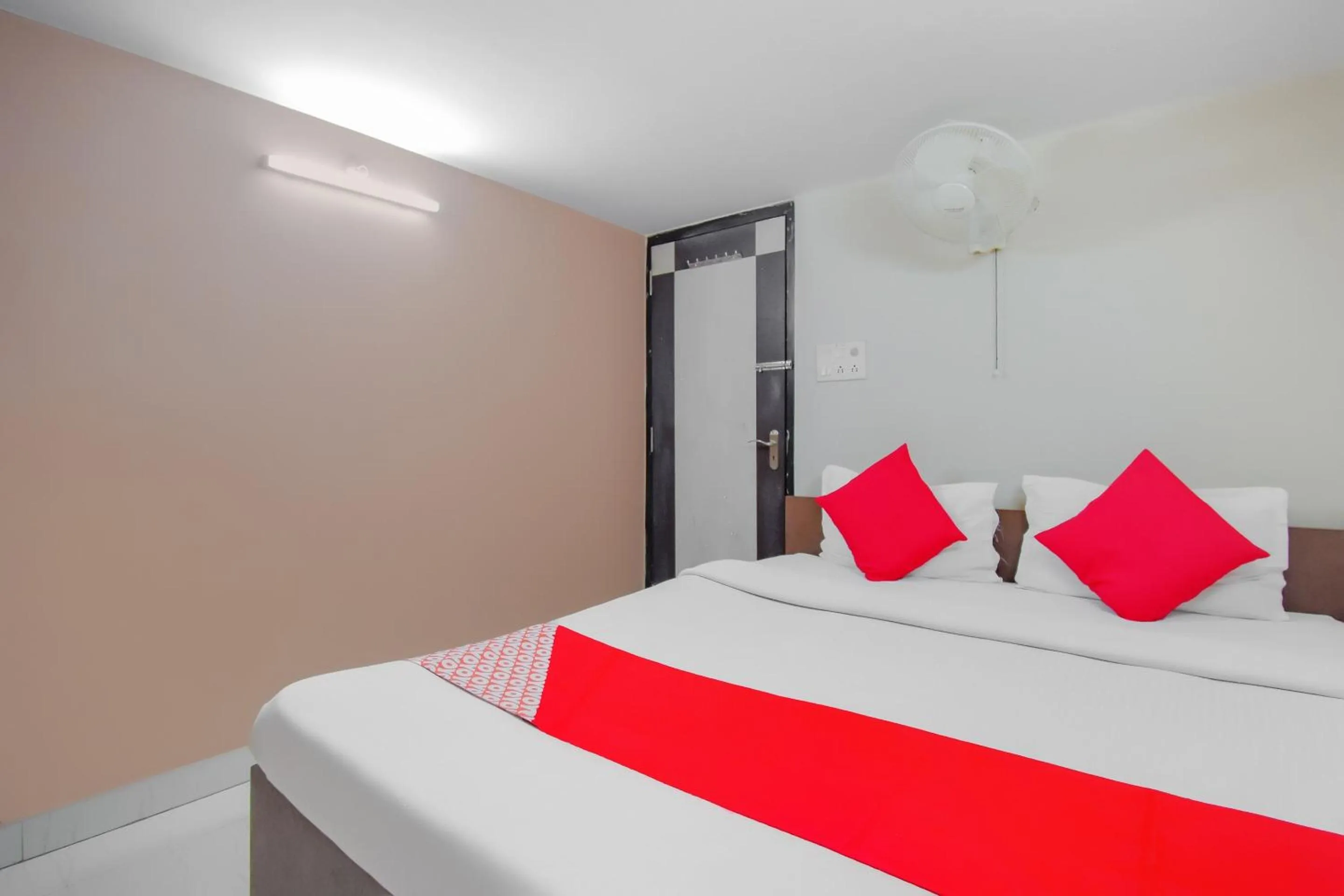 Facade/entrance in Hotel O Lindsay Inn Guest House