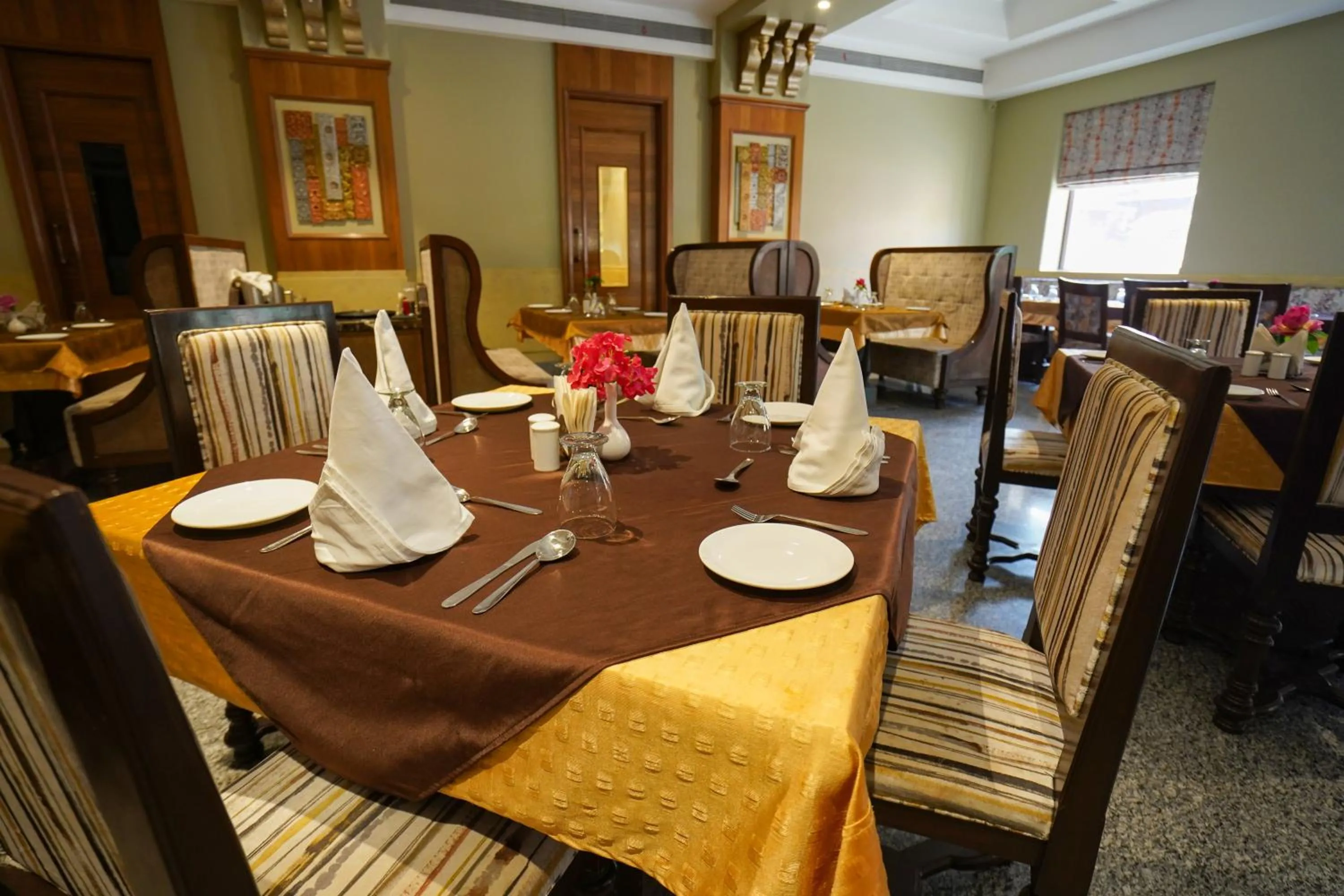 Restaurant/places to eat in Marugarh Resort and Spa