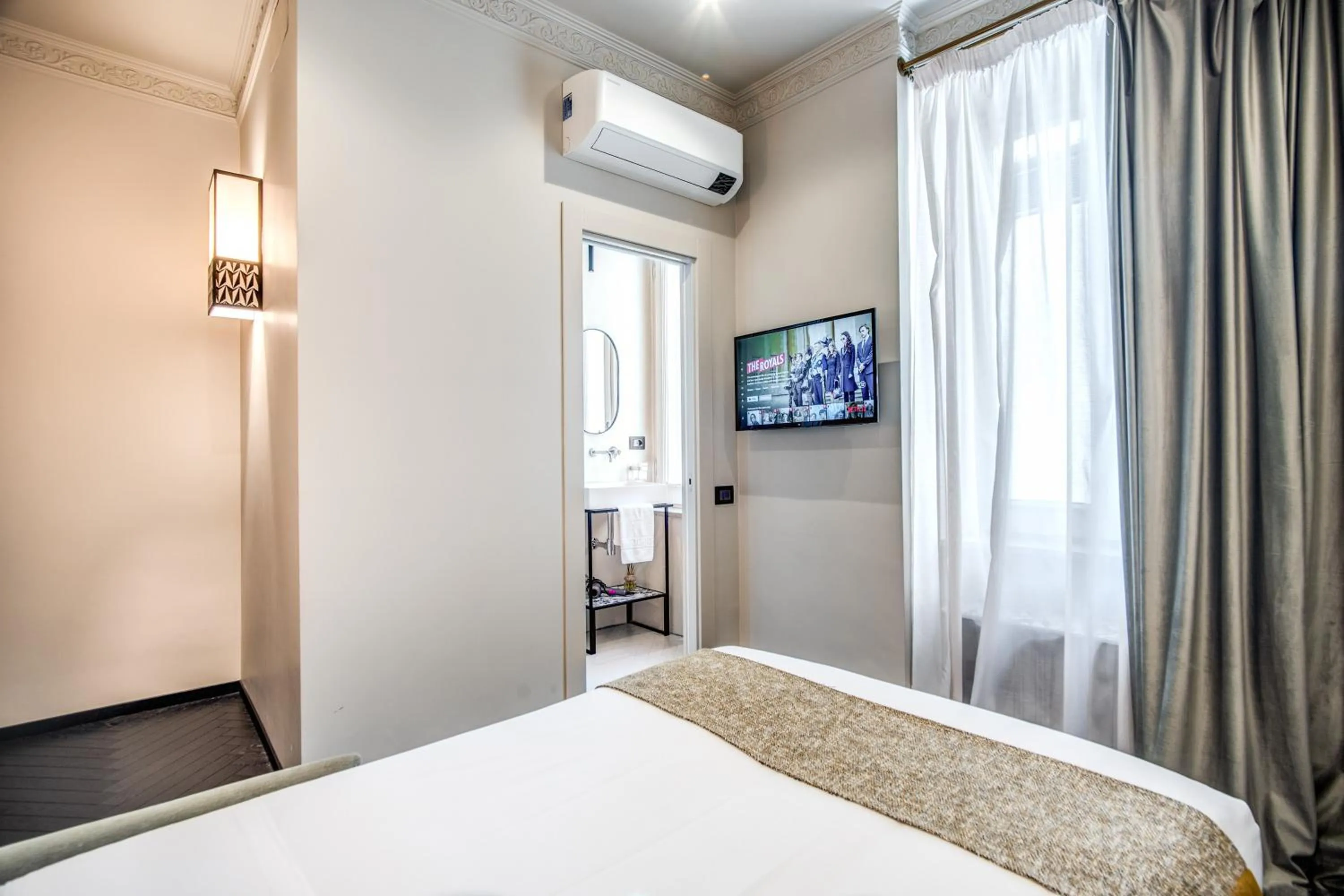 Photo of the whole room, Bed in The Couper Colonna