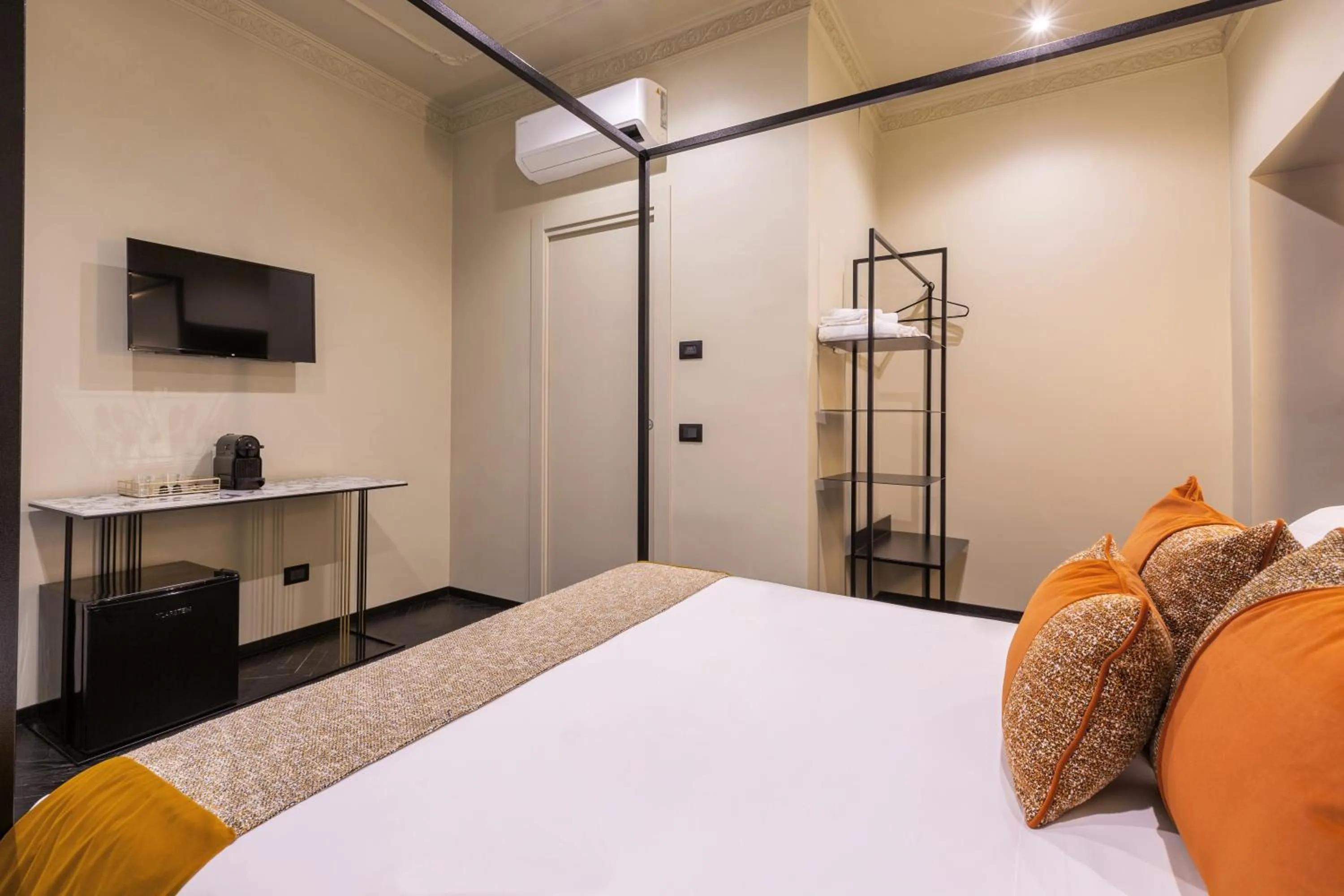 Bedroom, Bed in The Couper Colonna