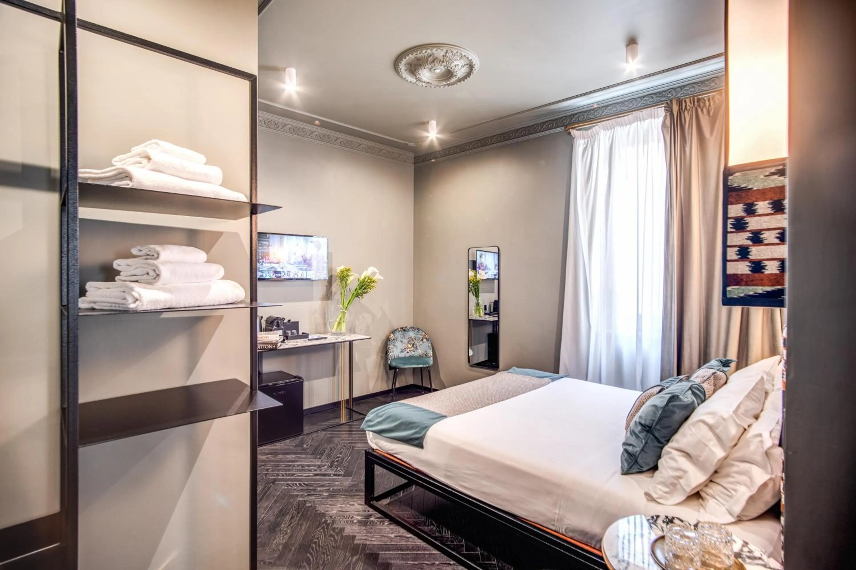 Photo of the whole room, Bed in The Couper Colonna