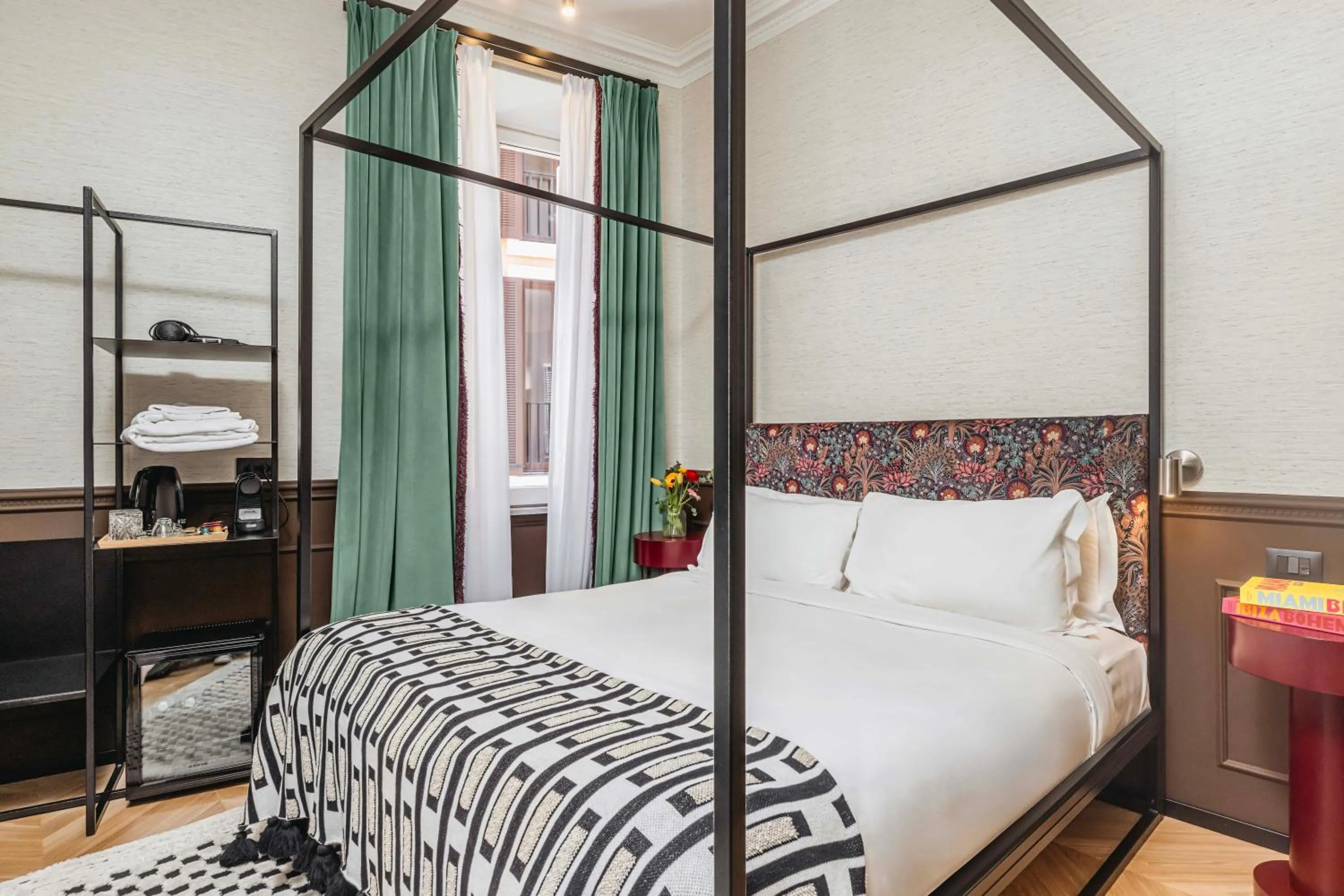 Photo of the whole room, Bed in The Couper Colonna