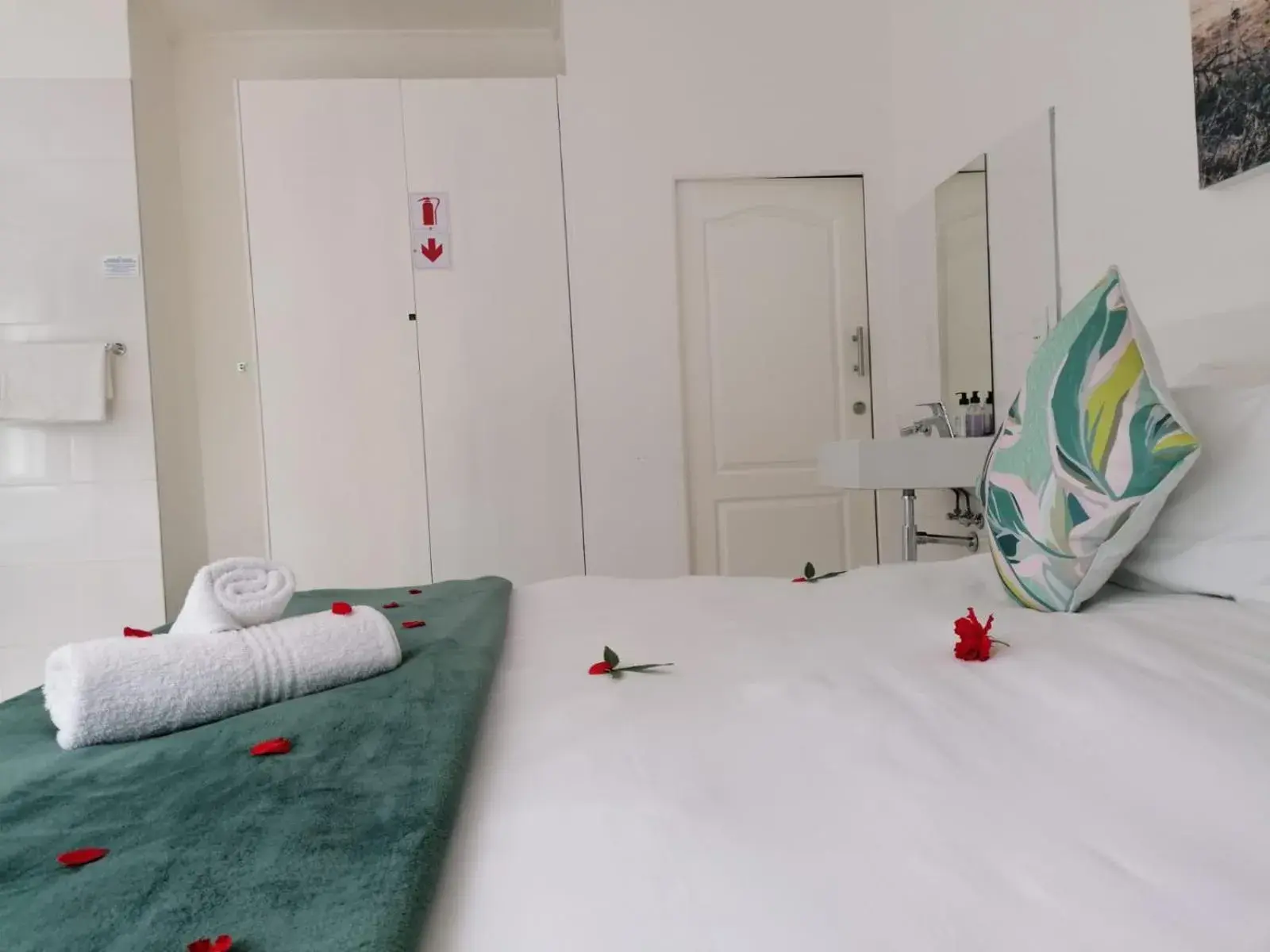 Superior King Room (Valley Facing) - single occupancy in theLAB Robertson Superior King Room (Valley Facing) - single occupancy in theLAB Robertson