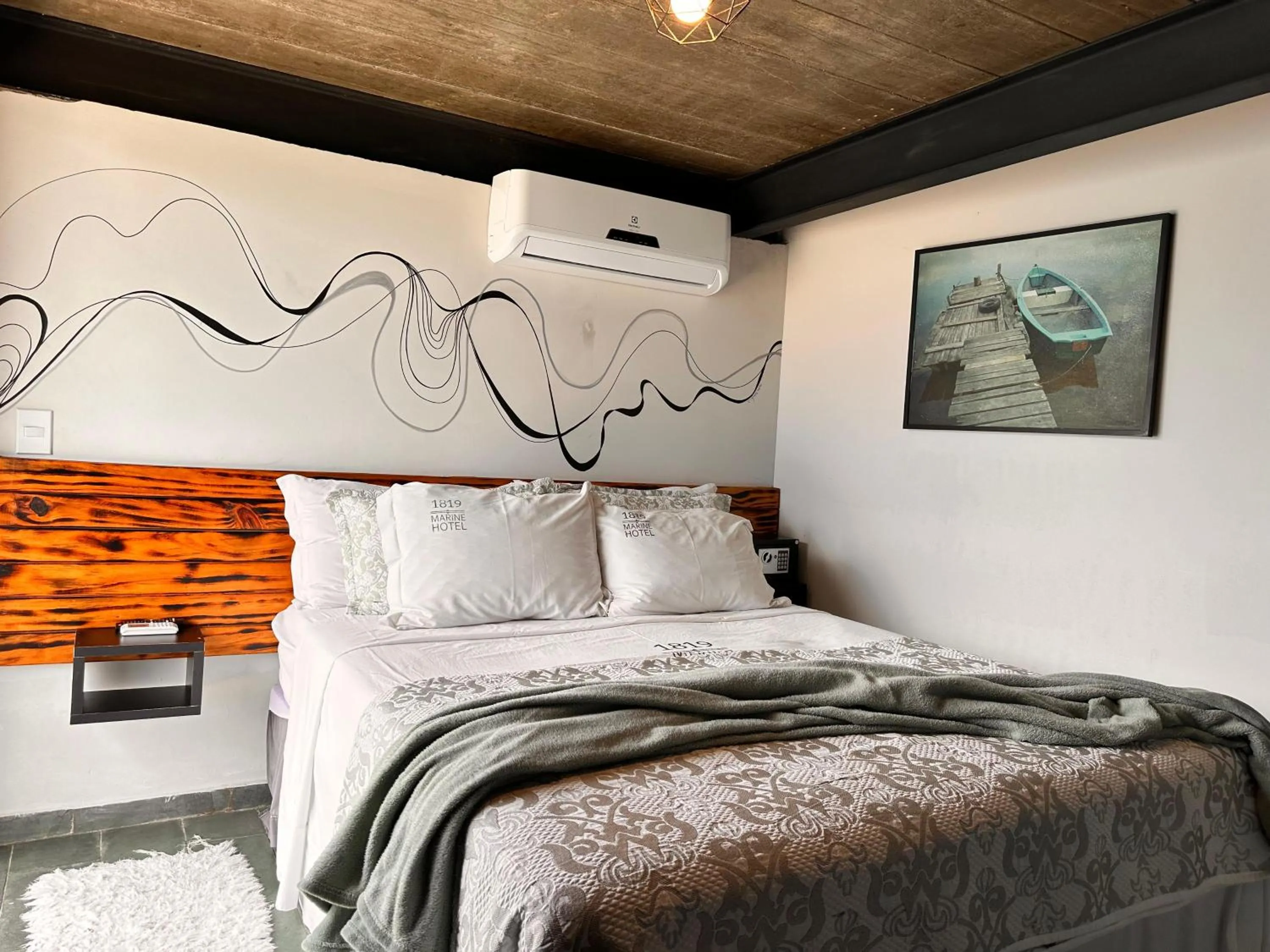 Toilet, Bed in 1819 Marine Hotel