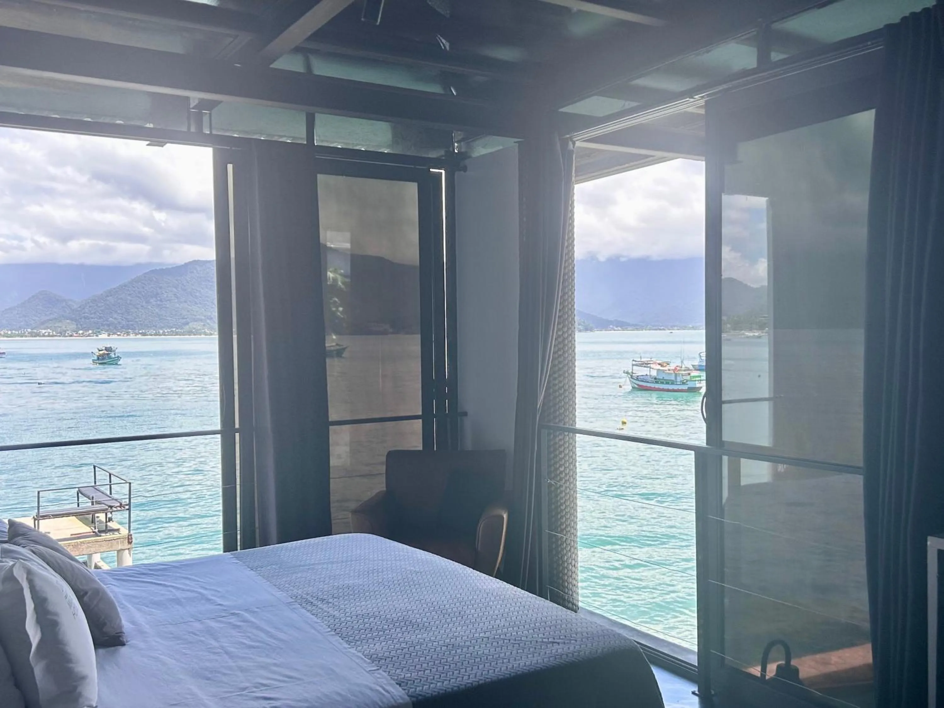 Sea view, Bed in 1819 Marine Hotel