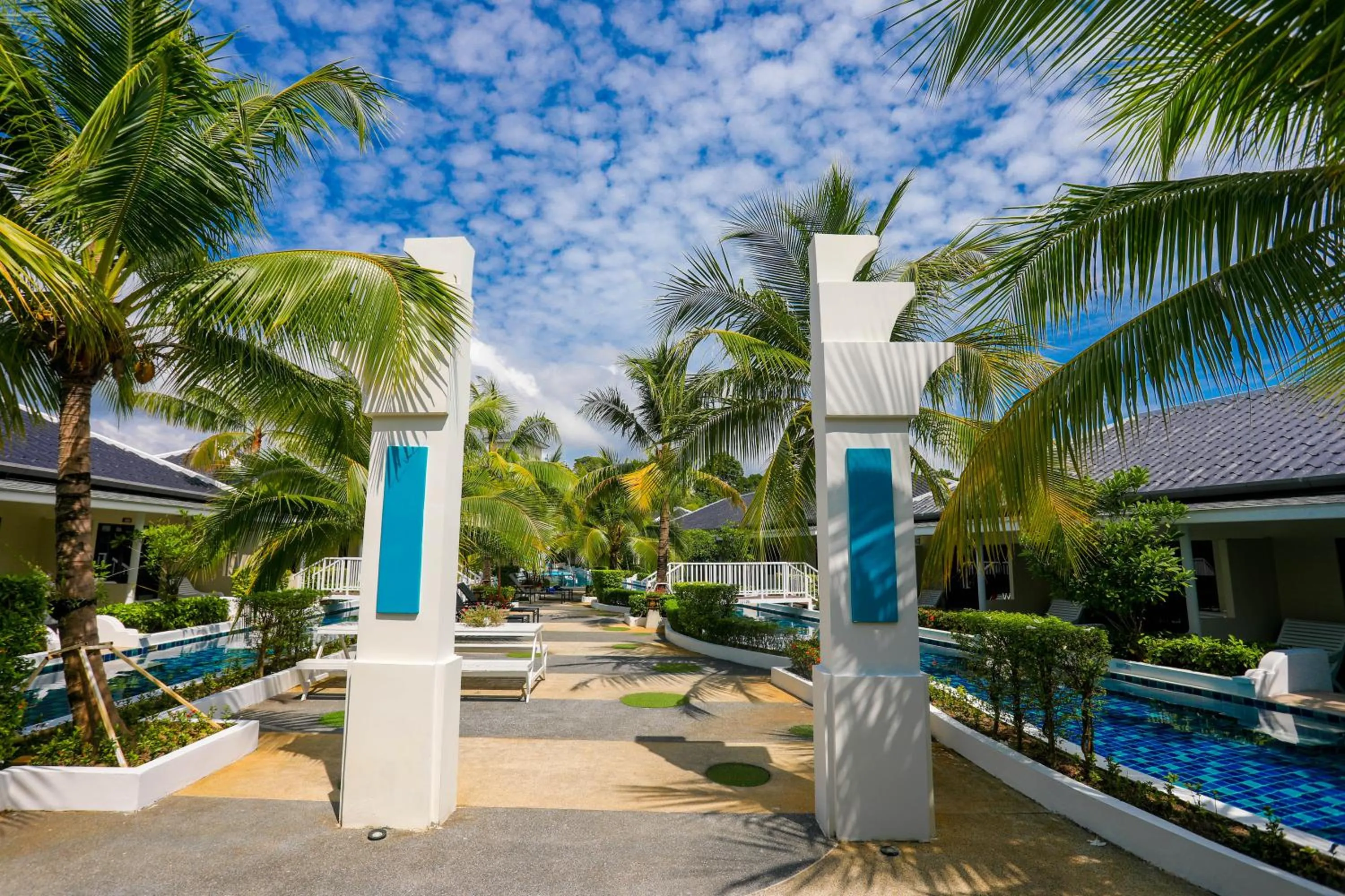 Tuana Hotels Brook Pool Access