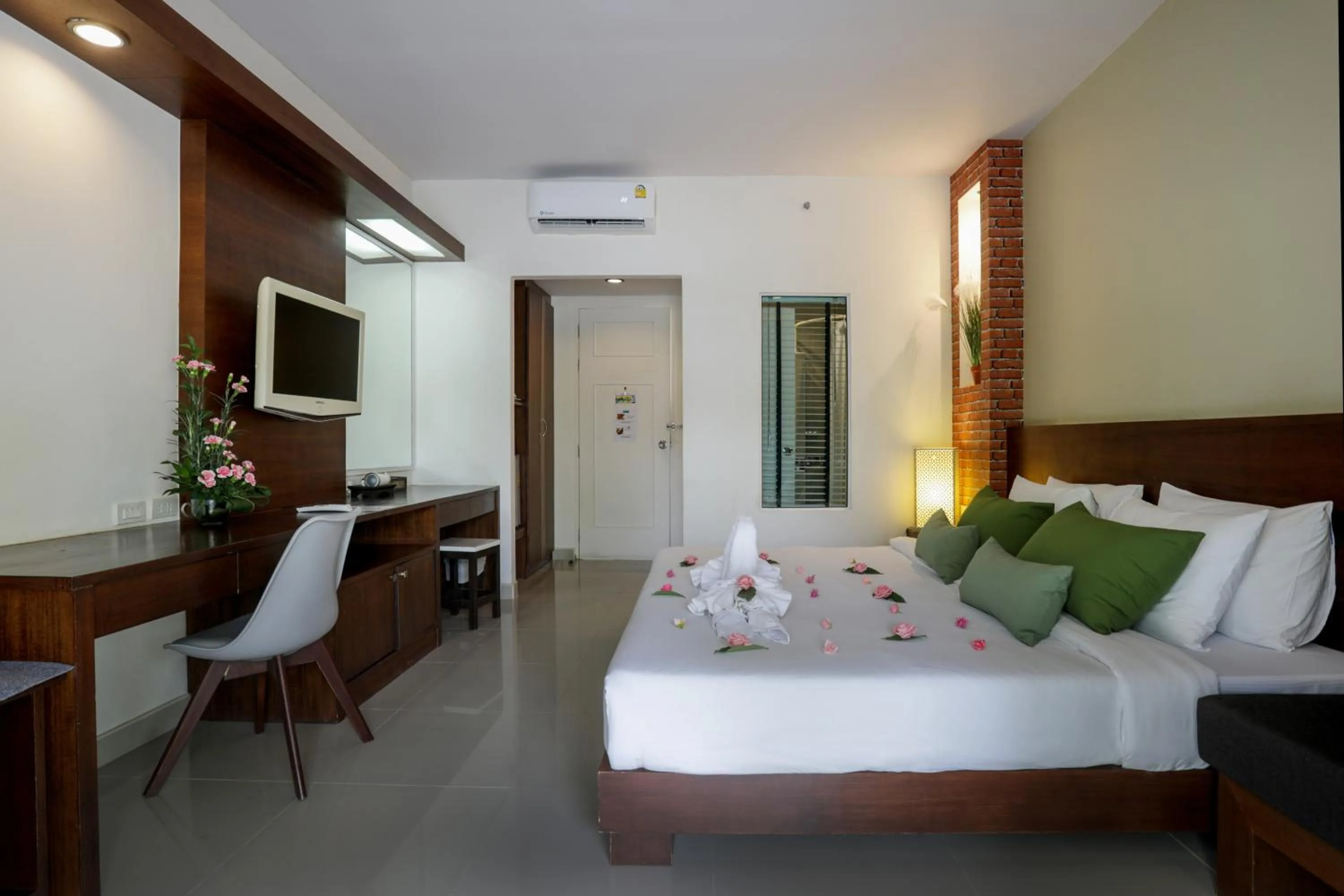 Bed in Tuana Hotels Brook Pool Access