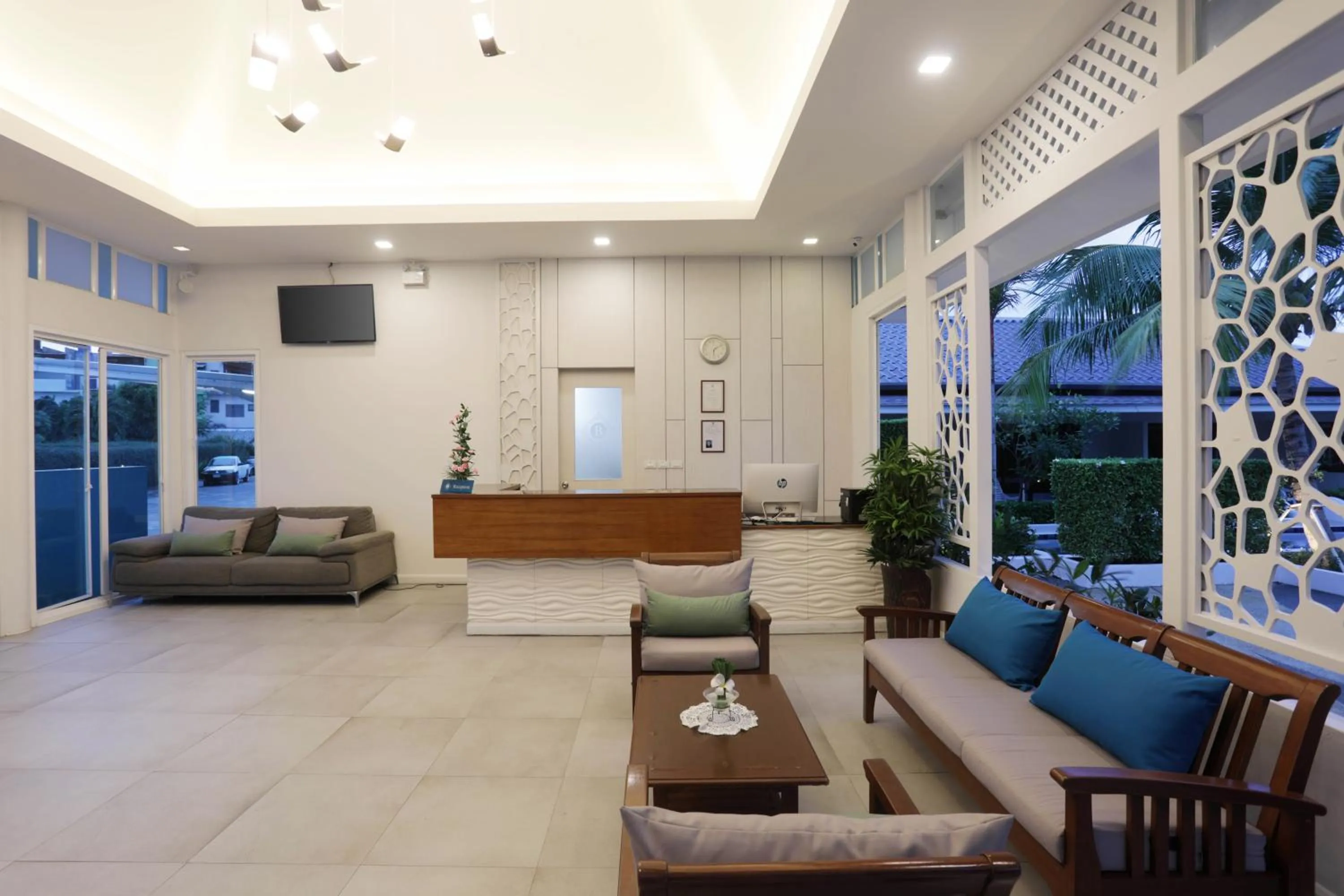 Tuana Hotels Brook Pool Access