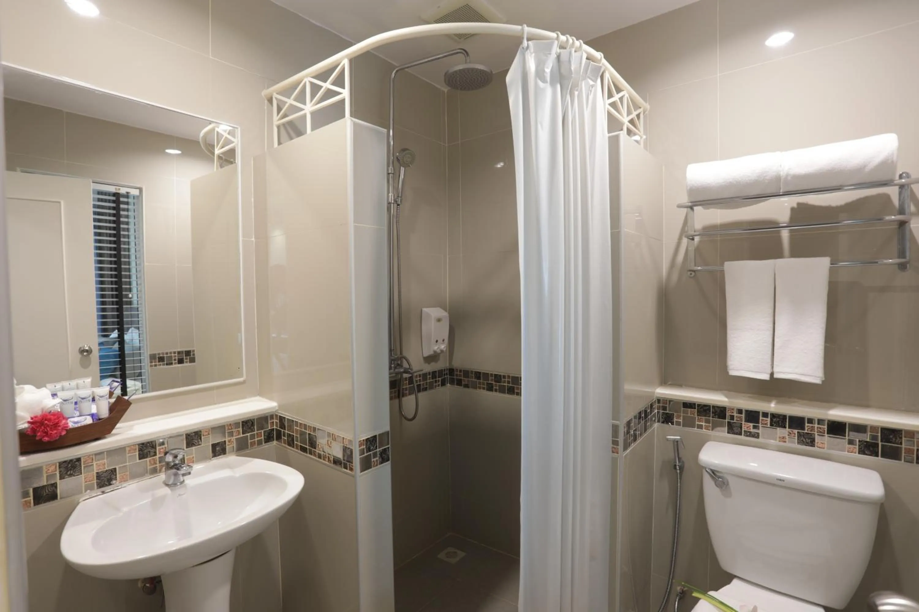 Tuana Hotels Brook Pool Access