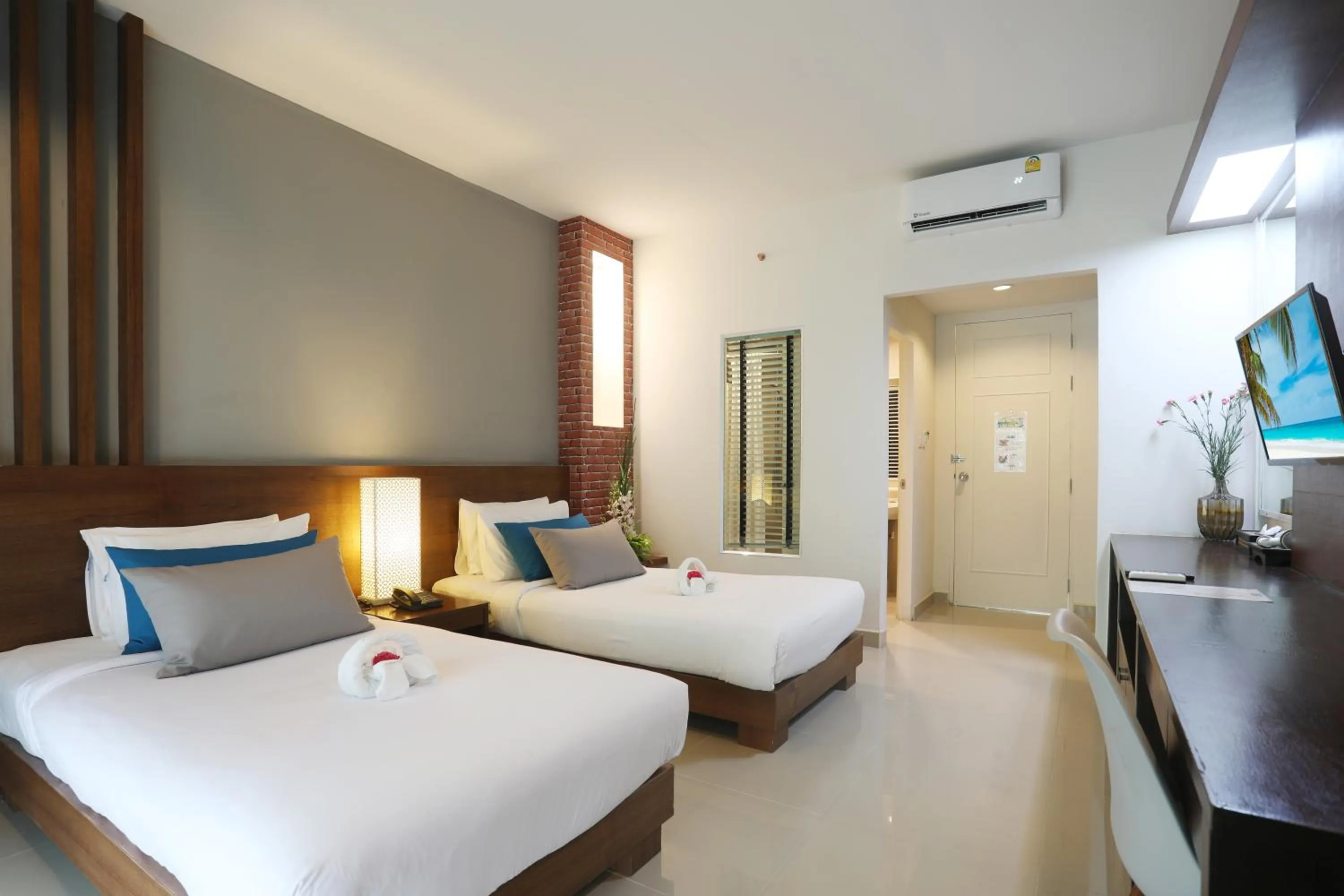 Bed in Tuana Hotels Brook Pool Access