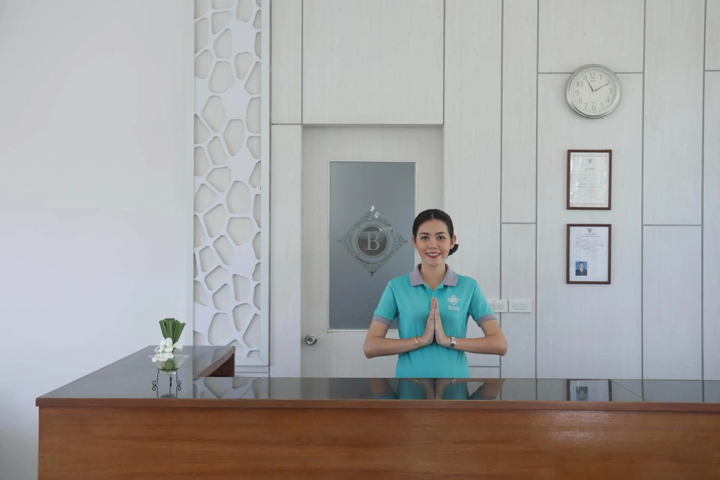 Tuana Hotels Brook Pool Access