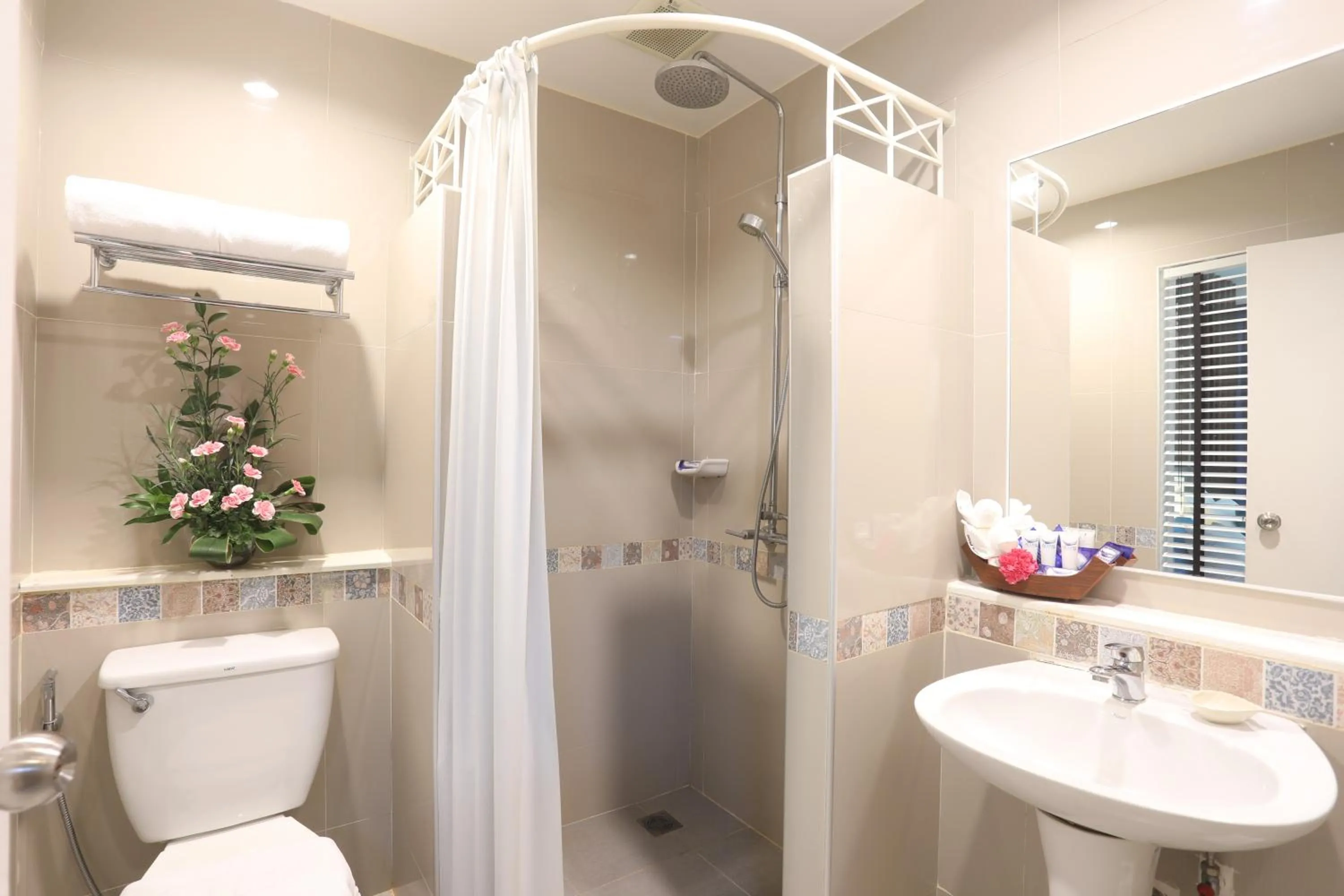 Tuana Hotels Brook Pool Access