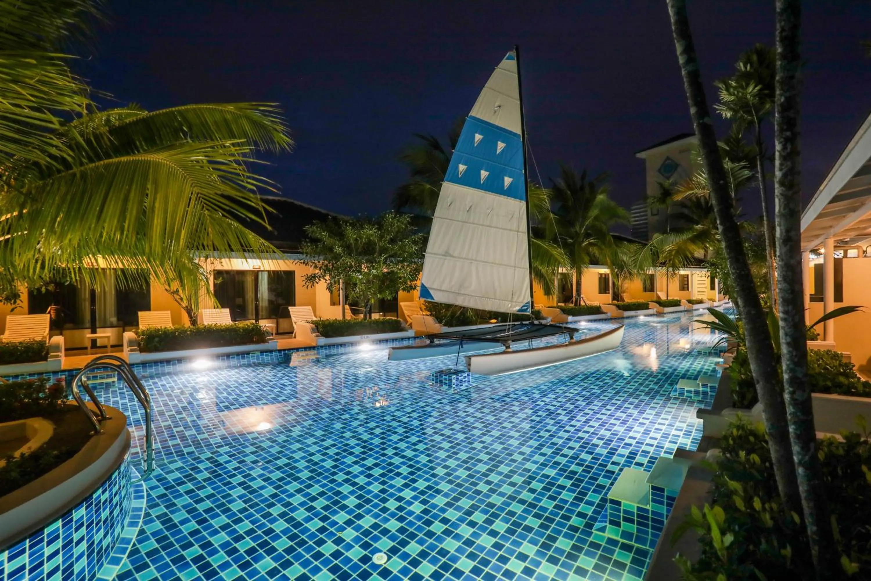 Tuana Hotels Brook Pool Access