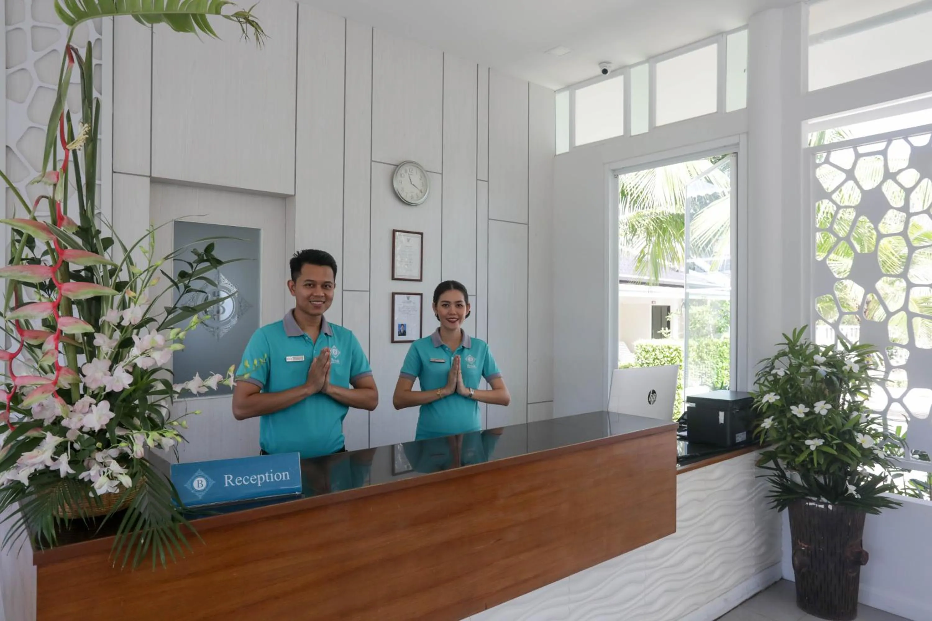 Tuana Hotels Brook Pool Access